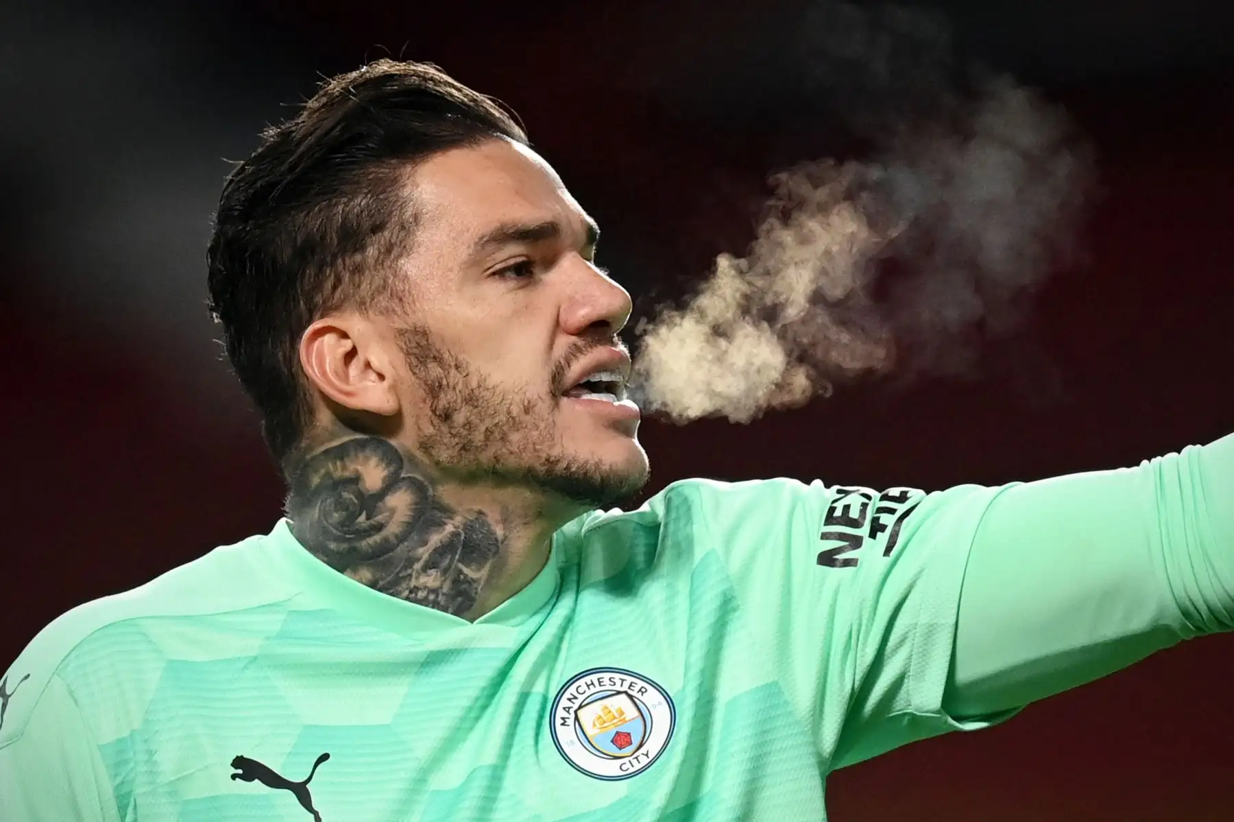 El guardameta brasileño del Manchester City Ederson hace un gesto durante el partido de fútbol de la Premier League inglesa. Foto: AFP