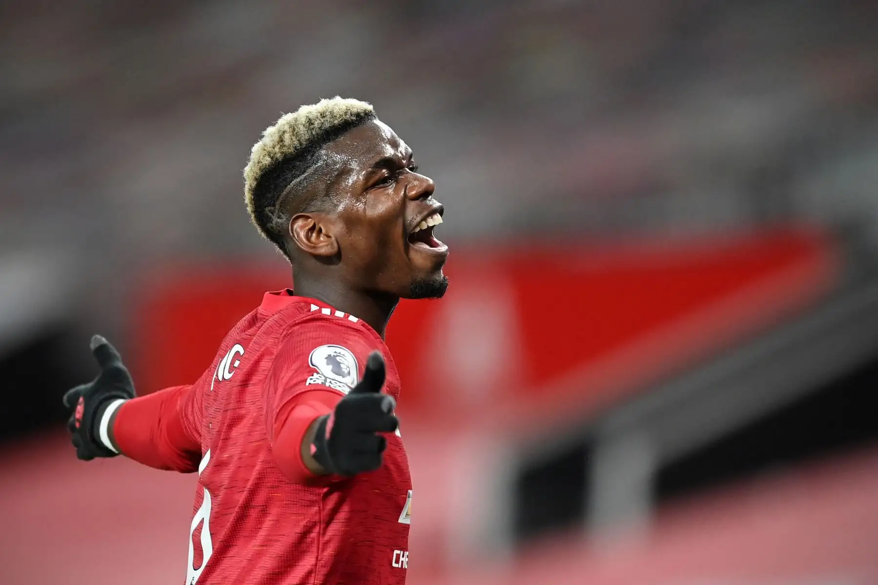 El centrocampista francés del Manchester United, Paul Pogba, hace un gesto durante el partido de fútbol de la Premier League inglesa. Foto: AFP