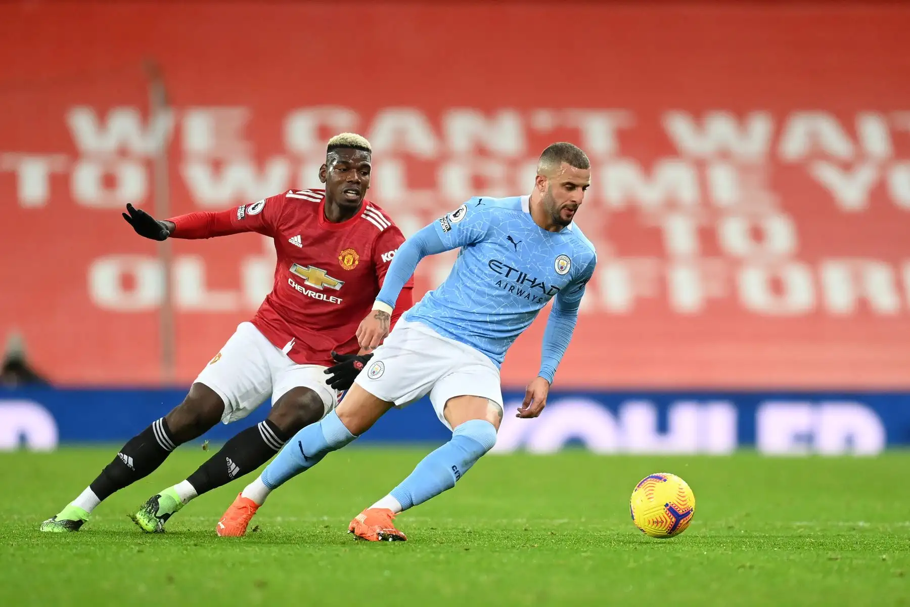 El centrocampista argelino del Manchester City Riyad Mahrez compite con el centrocampista francés del Manchester United Paul Pogba durante el partido de fútbol de la Premier League. Foto: AFP