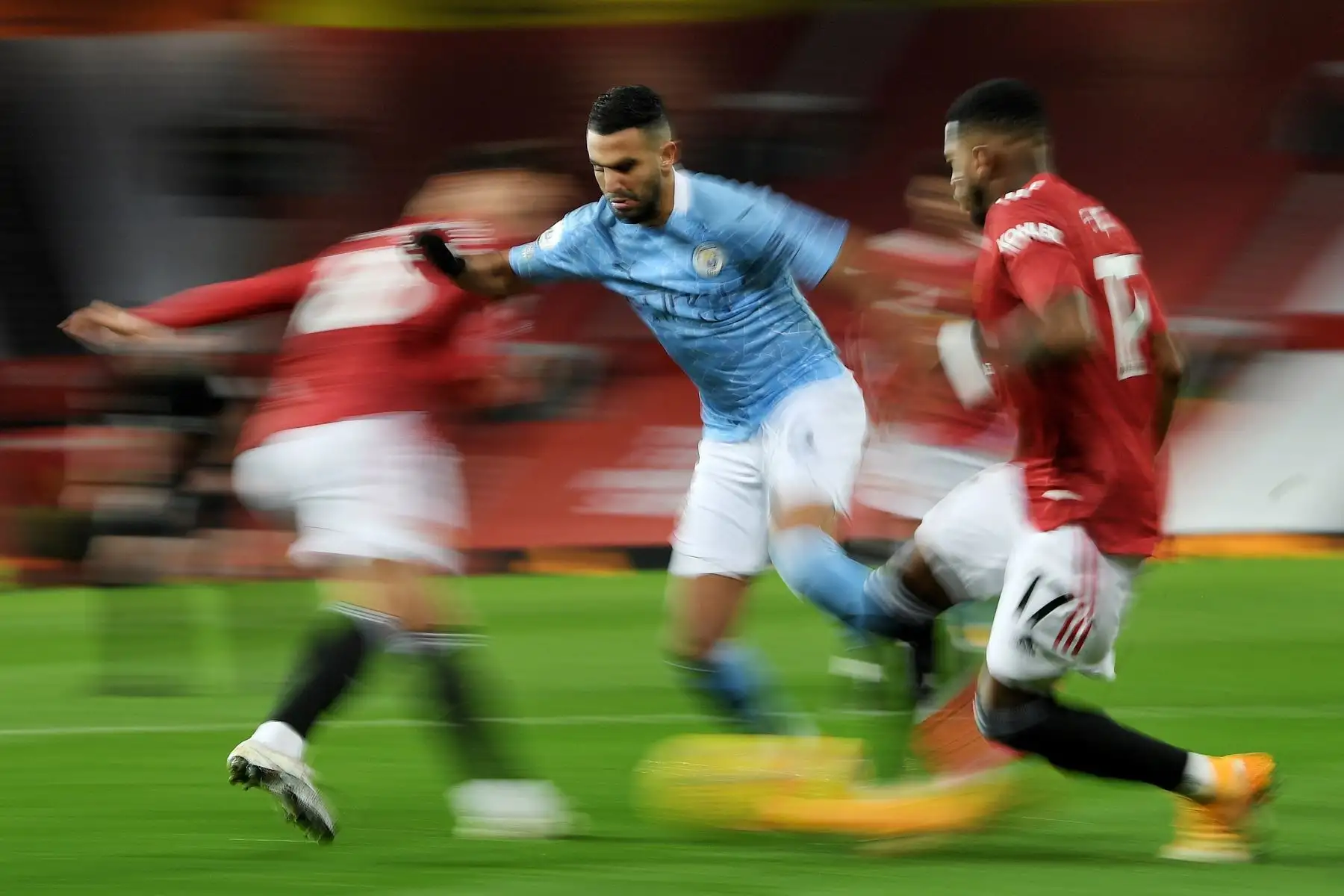 Fred del Manchester United en acción contra Riyad Mahrez del Manchester City durante el partido de fútbol de la Premier League. Foto: EFE