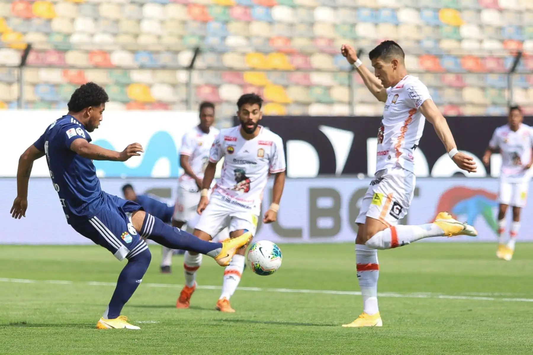 Sporting Cristal empata 1 a 1 con  Ayacucho FC, en partido decisivo de la segunda semifinal para instalarse en la gran final de la Liga 1 en el estadio Monumental de Ate. Foto: ANDINA/Liga 1 Movistar.