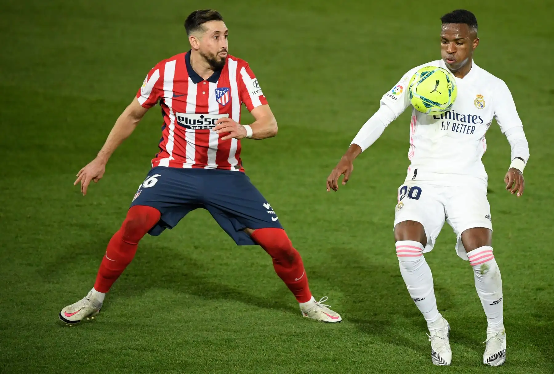 El mediocampista mexicano del Atlético de Madrid, Héctor Herrera, compite con el delantero brasileño del Real Madrid Vinicius Junior durante el partido de fútbol de la liga española entre el Real Madrid CF y el Club Atlético de Madrid en el estadio Alfredo di Stefano de Madrid. Foto :AFP