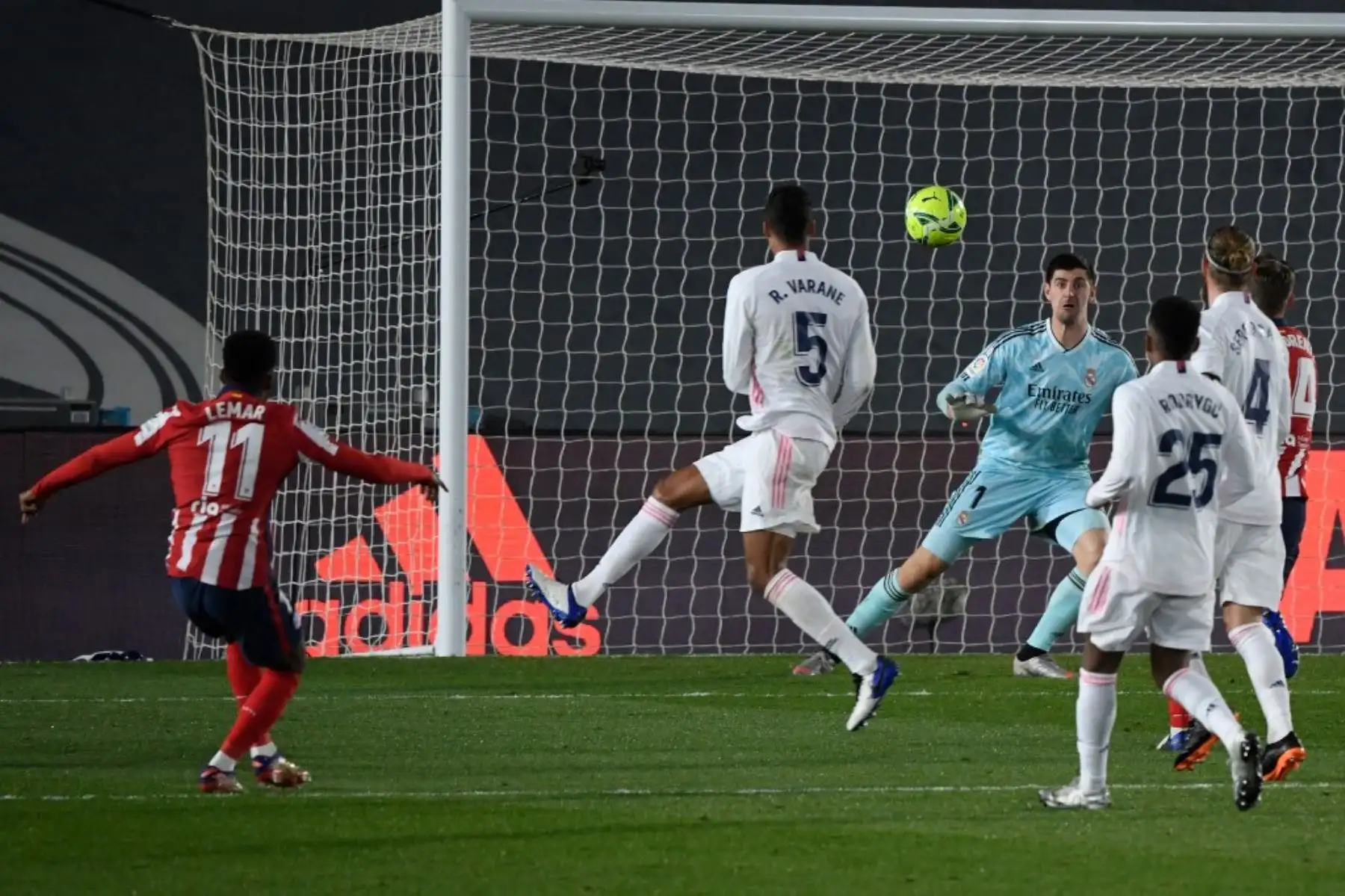 El mediocampista francés del Atlético de Madrid Thomas Lemar, dispara durante el partido de fútbol de la liga española entre el Real Madrid CF y el Club Atlético de Madrid en el estadio Alfredo di Stefano de Madrid. Foto:AFP