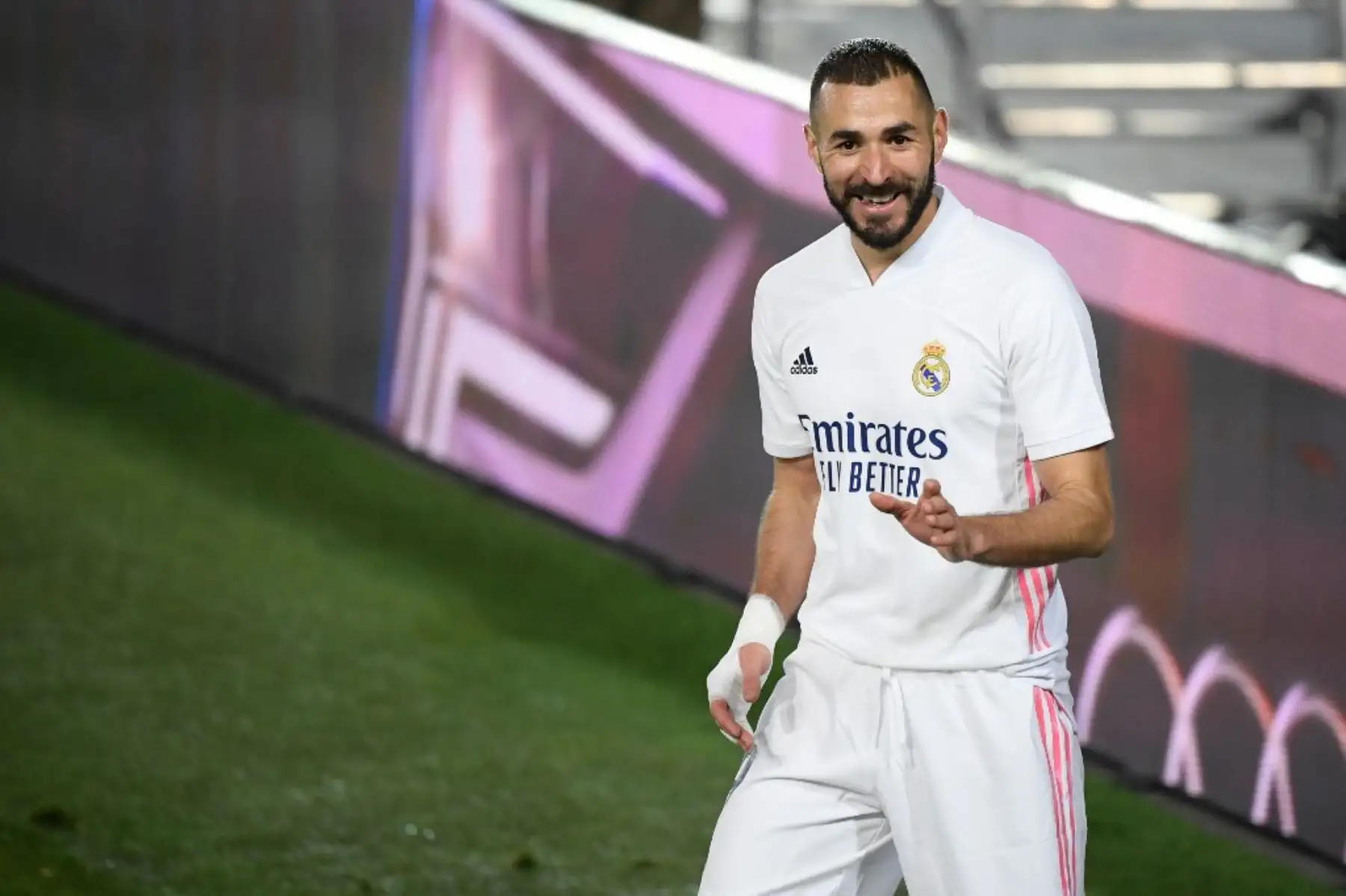 El delantero francés del Real Madrid, Karim Benzema, celebra su  gol,  durante el partido de fútbol de la liga española entre el Real Madrid CF y el Club Atlético de Madrid en el estadio Alfredo di Stefano de Madrid. Foto: AFP