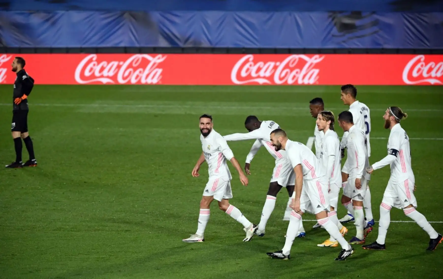 El delantero francés del Real Madrid, Karim Benzema, celebra su  gol,  durante el partido de fútbol de la liga española entre el Real Madrid CF y el Club Atlético de Madrid en el estadio Alfredo di Stefano de Madrid. Foto: AFP