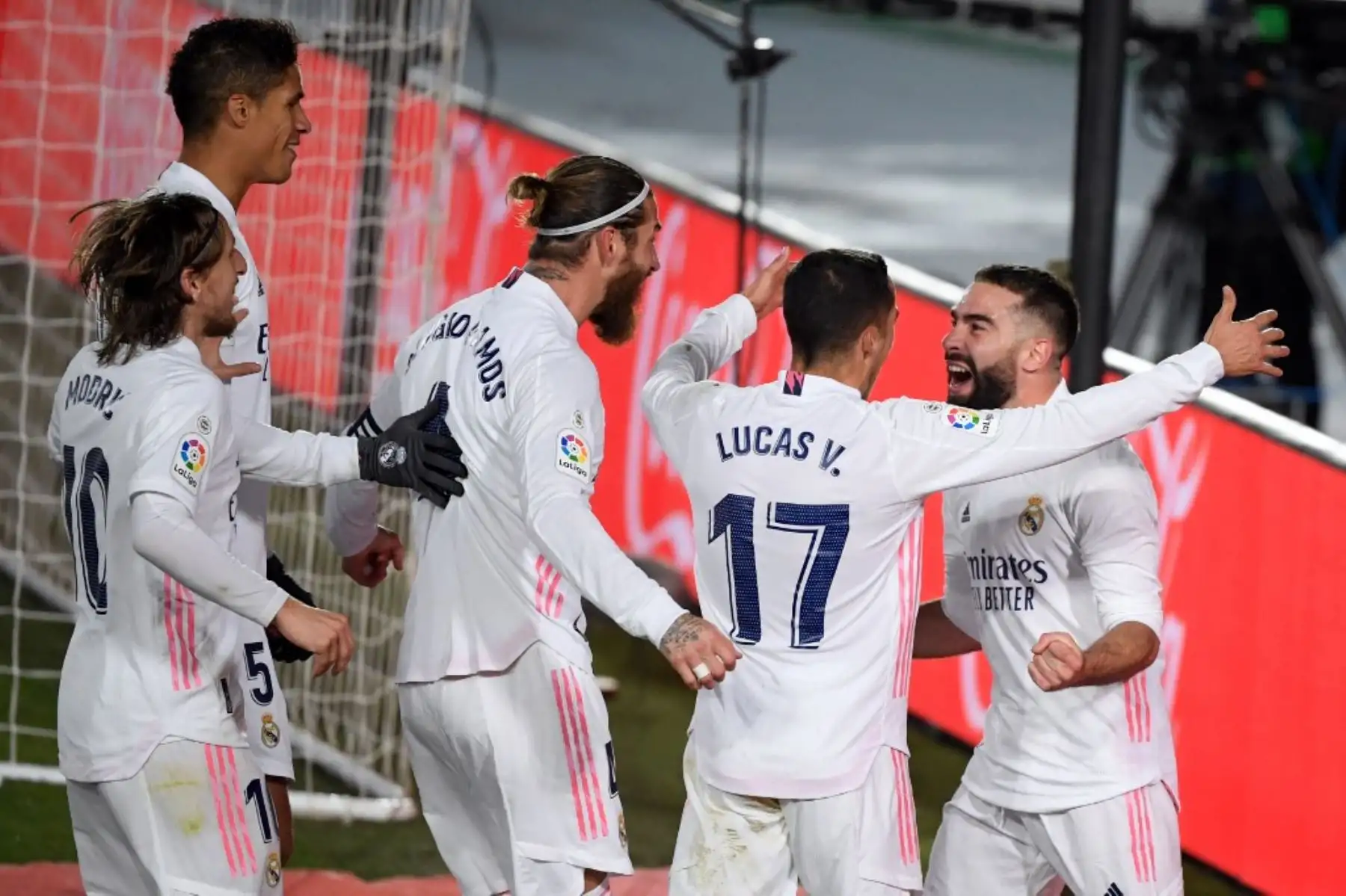 El defensor español del Real Madrid Dani Carvajal, celebra con sus compañeros el propio gol del portero esloveno del Atlético de Madrid, Jan Oblak, durante el partido de fútbol de la liga española entre el Real Madrid CF y el Club Atlético de Madrid en el estadio Alfredo di Stefano de Madrid. Foto: AFP