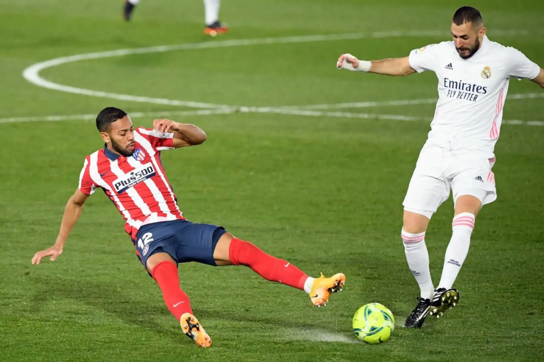 El defensor brasileño del Atlético de Madrid Renan Lodi, compite con el delantero francés del Real Madrid Karim Benzema durante el partido de fútbol de la liga española entre el Real Madrid CF y el Club Atlético de Madrid en el estadio Alfredo di Stefano en Madrid. Foto:AFP