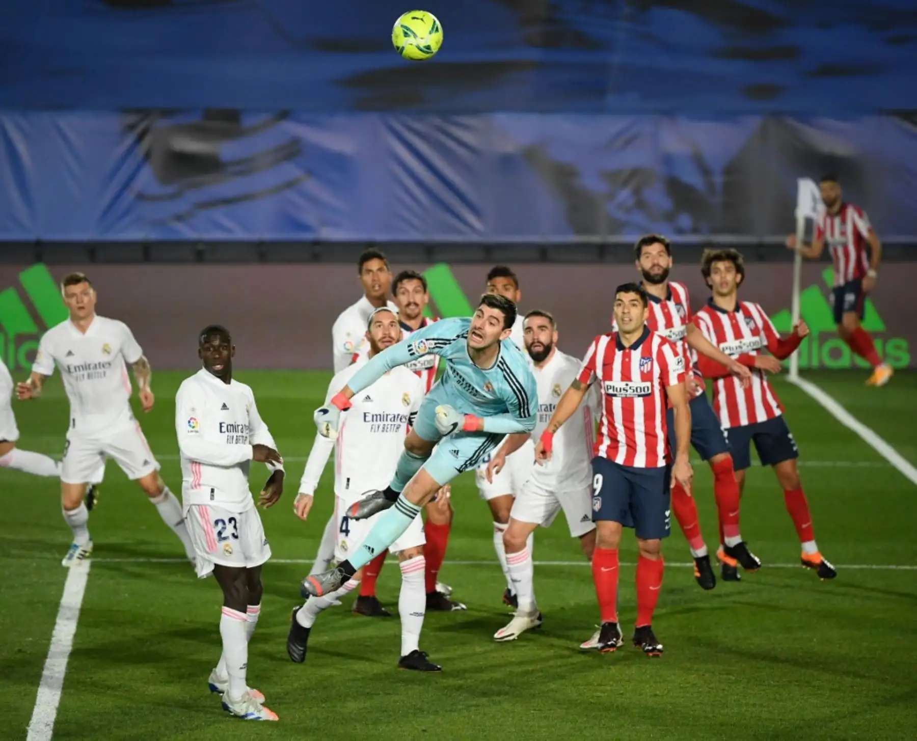 El portero belga del Real Madrid Thibaut Courtois despeja el balón durante el partido de fútbol de la liga española entre el Real Madrid CF y el Club Atlético de Madrid en el estadio Alfredo di Stefano de Madrid. Foto:AFP