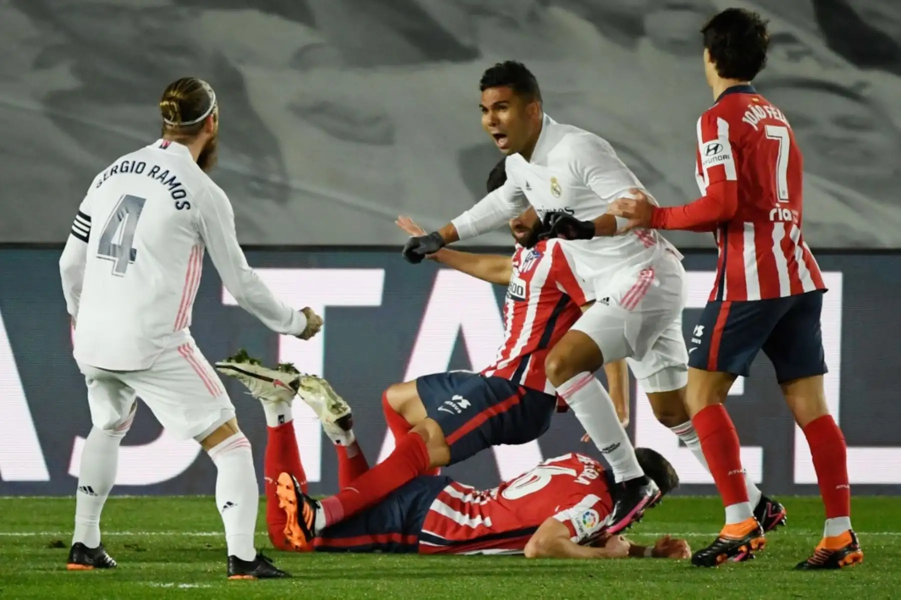 El centrocampista brasileño del Real Madrid Casemiro, celebra su gol durante el partido de fútbol de la liga española entre el Real Madrid CF y el Club Atlético de Madrid en el estadio Alfredo di Stefano de Madrid.Foto:AFP