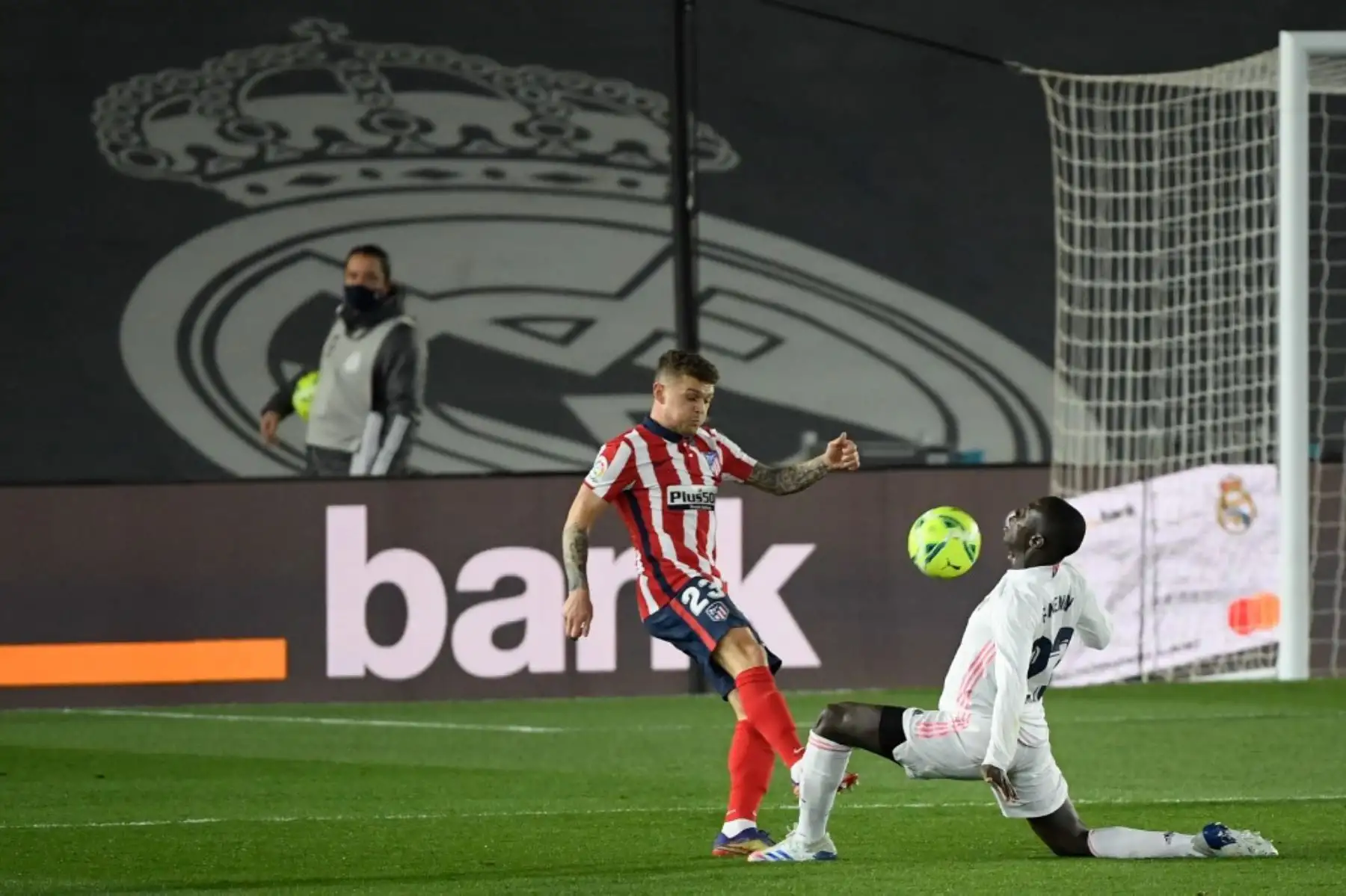 El defensor inglés del Atlético de Madrid Kieran Trippier, compite con el defensor francés del Real Madrid Ferland Mendy durante el partido de fútbol de la liga española entre el Real Madrid CF y el Club Atlético de Madrid en el estadio Alfredo di Stefano de Madrid. Foto: AFP