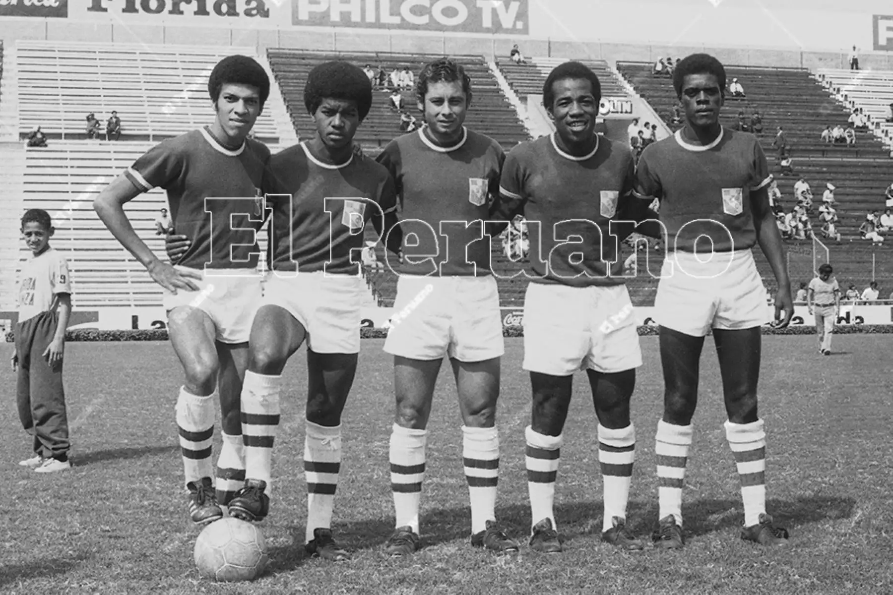 Lima - 17 julio 1976. Roberto Mosquera, Julio César Uribe y Roberto Chale destacan en la formación de Sporting Cristal antes del encuentro con CNI de Iquitos. Foto: Archivo Histórico de El Peruano / Virgilio Molero