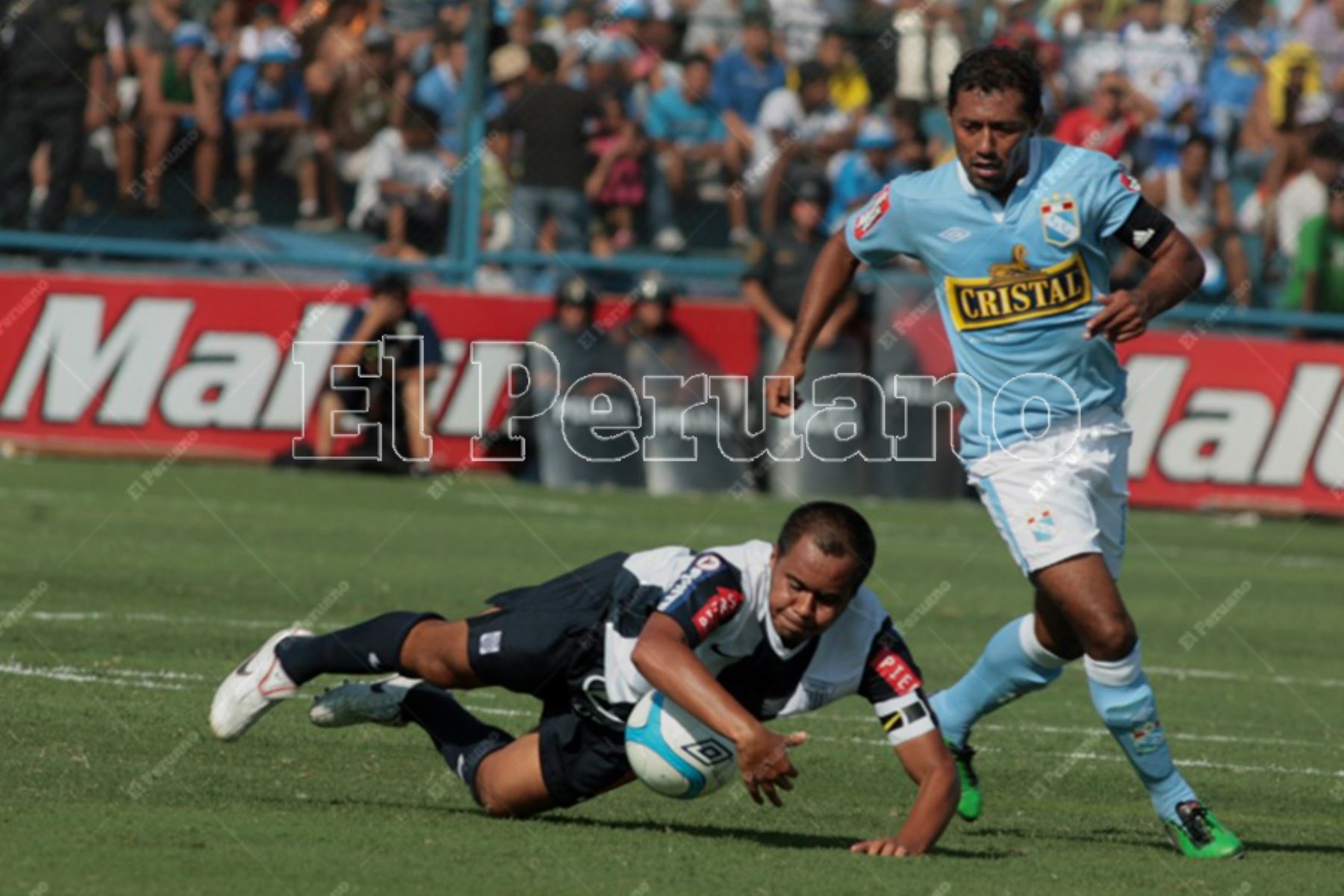 Lima - 26 febrero 2011. Roberto Palacios supera a un rival. El ‘Chorrillano’ fue figura en el encuentro entre Sporting Cristal y Alianza Lima en el estadio San Martín. Foto: Diario El Peruano / César García