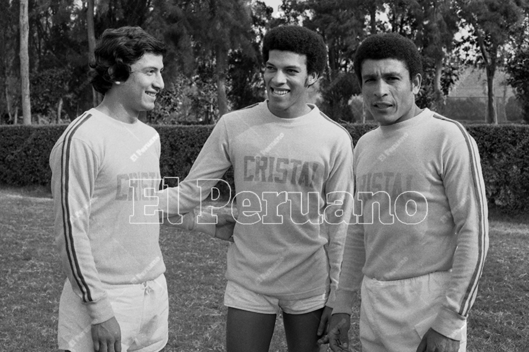 Lima - 22 julio 1980. Luis Reyna, Roberto Mosquera y Héctor Chumpitaz  en los entrenamientos de Sporting Cristal en La Florida. Foto: Archivo Histórico de El Peruano / Rómulo Luján