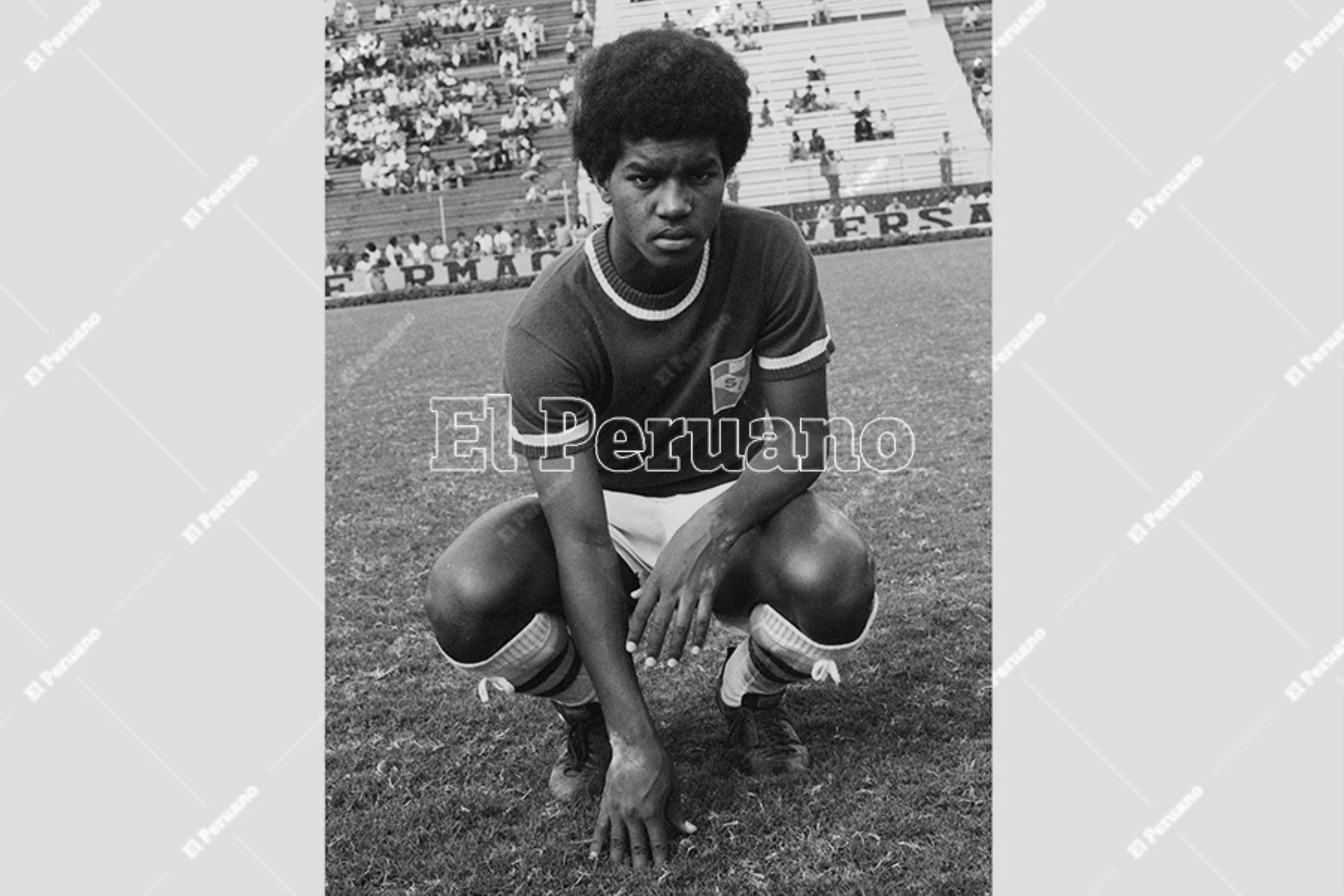 Lima - 17 julio 1976. Julio César Uribe posa antes del encuentro entre Sporting Cristal y CNI de Iquitos. Foto: Archivo Histórico de El Peruano / Virgilio Molero