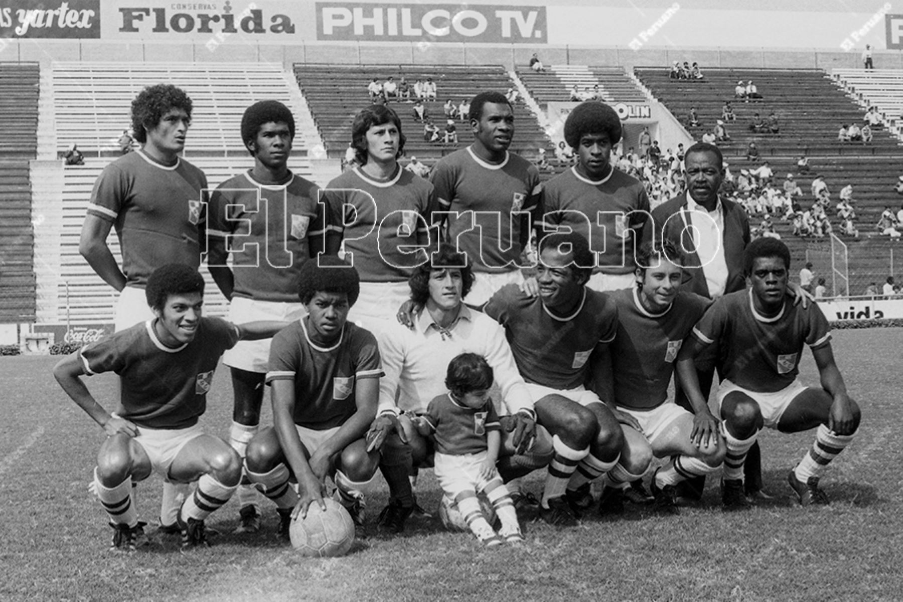 Lima - 17 julio 1976. Formación de Sporting Cristal que enfrentó al CNI de Iquitos por el Torneo Clausura 1976. Destacan Roberto Mosquera, Julio César Uribe y Roberto Chale. Foto: Archivo Histórico de El Peruano / Virgilio Molero