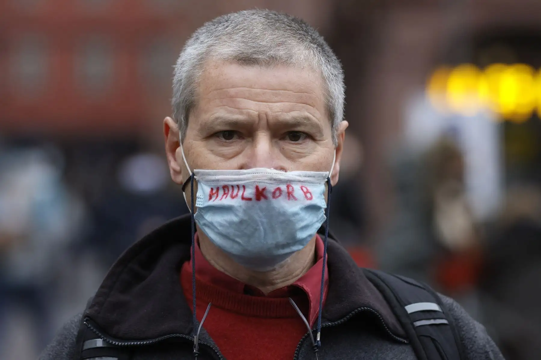 Un manifestante en Frankfurt lleva una máscara con un escrito en protesta a las restricciones que aplicará Alemania para detener la propagación del coronavirus. Foto: EFE