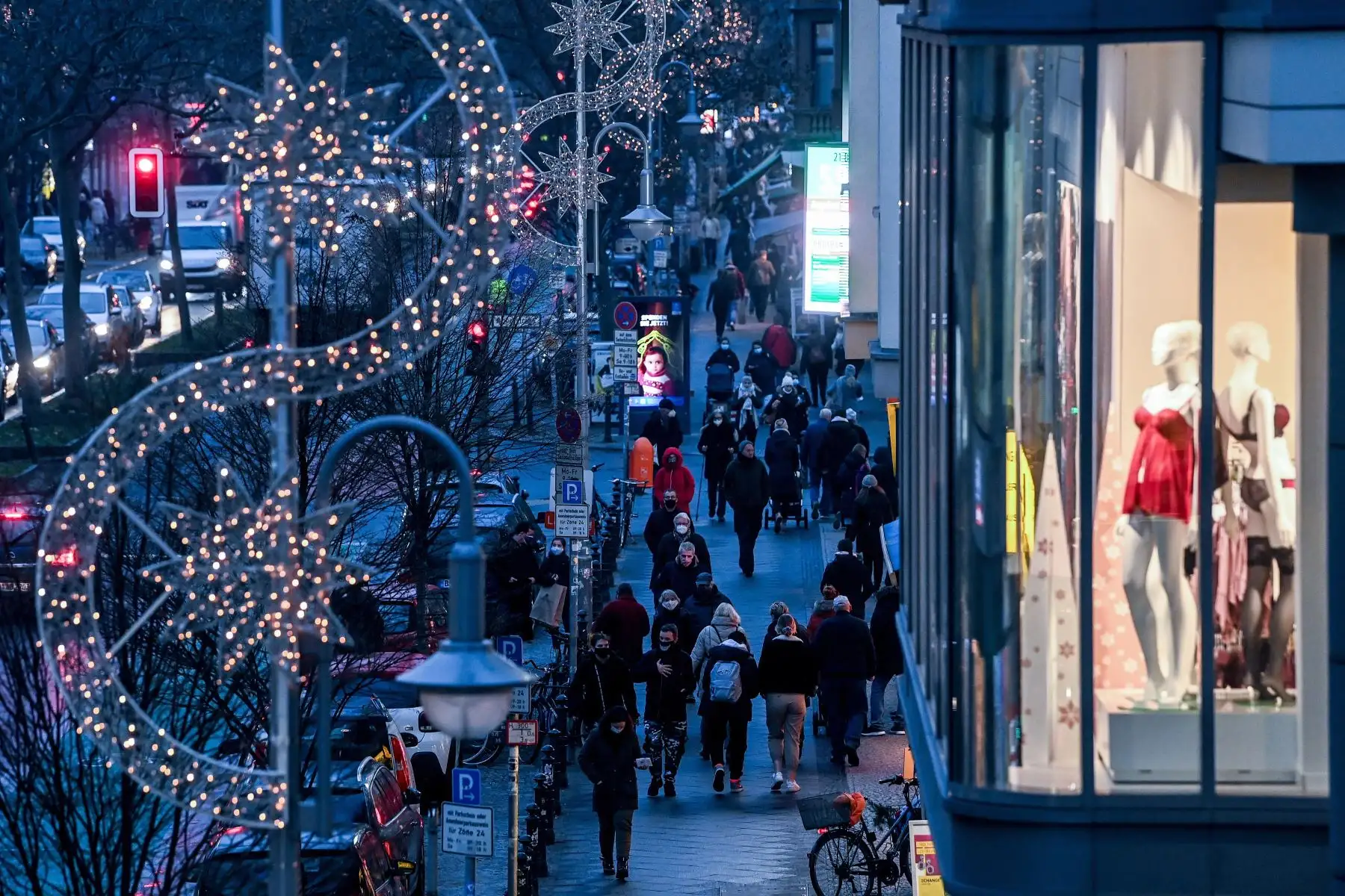 Las luces navideñas iluminan la abarrotada Schlosstrasse, una de las famosas calles comerciales de Berlín, Alemania. Foto: EFE