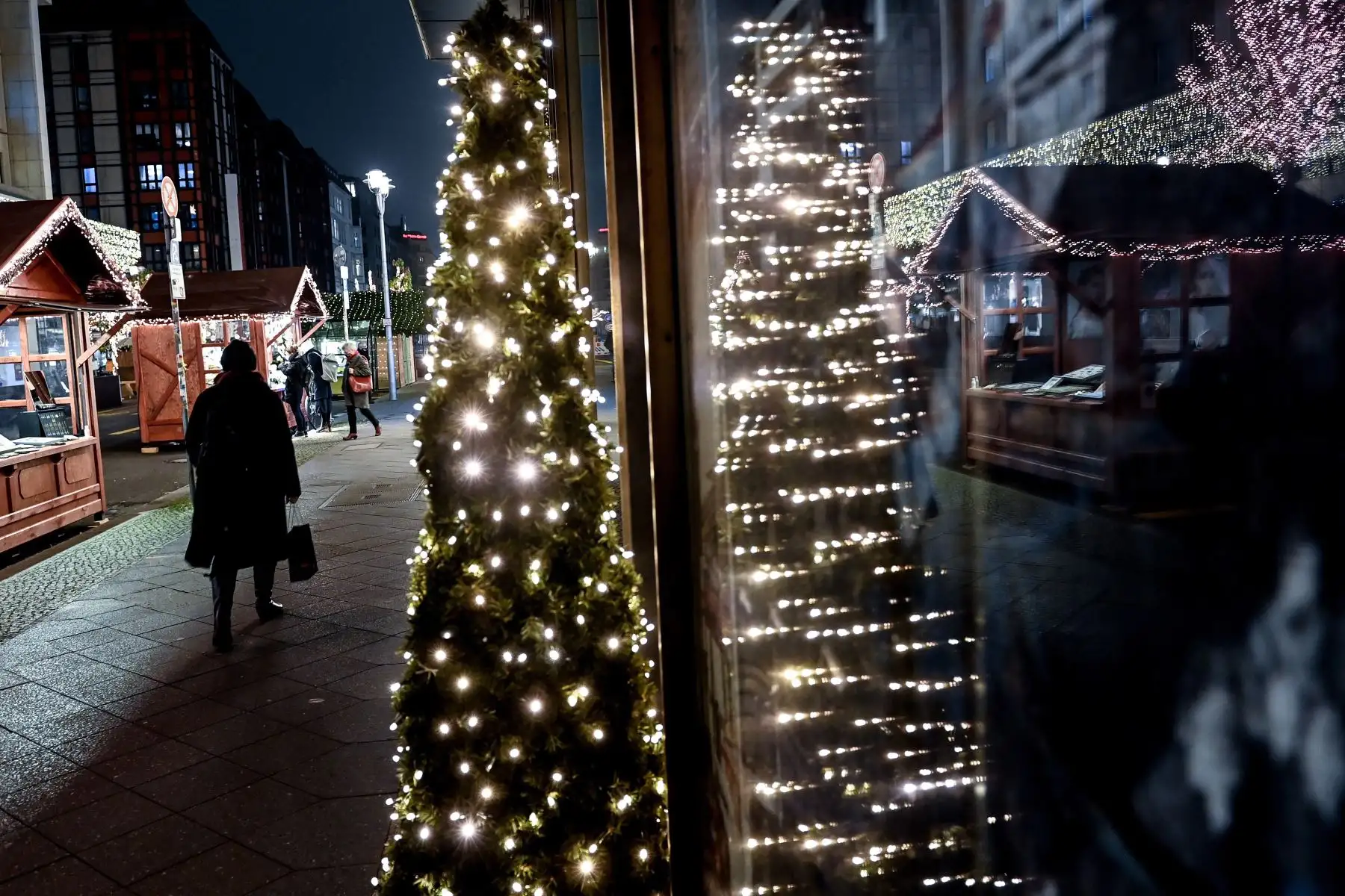 Las personas caminan por la calle comercial Friedrichstrasse, en Berlín, Alemania. Foto: EFE