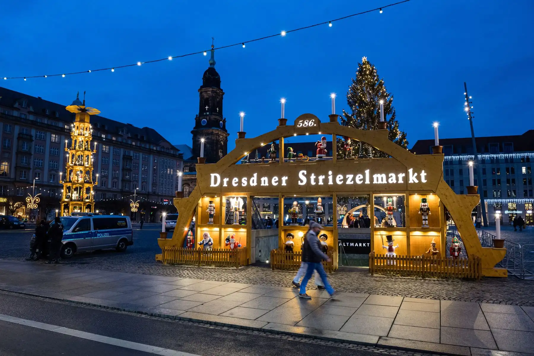 Los transeúntes caminan por el centro de la ciudad en el Altmarkt de Dresde, en el este de Alemania. Foto: AFP