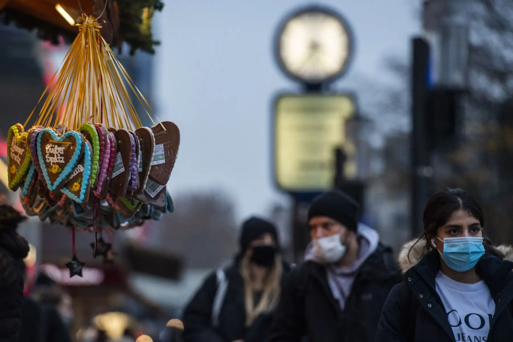 Personas caminan a lado de un puesto de objetos navideños enl distrito Charlottenburg-Wilmersdorf de Berlín, Alemania. Foto: AFP