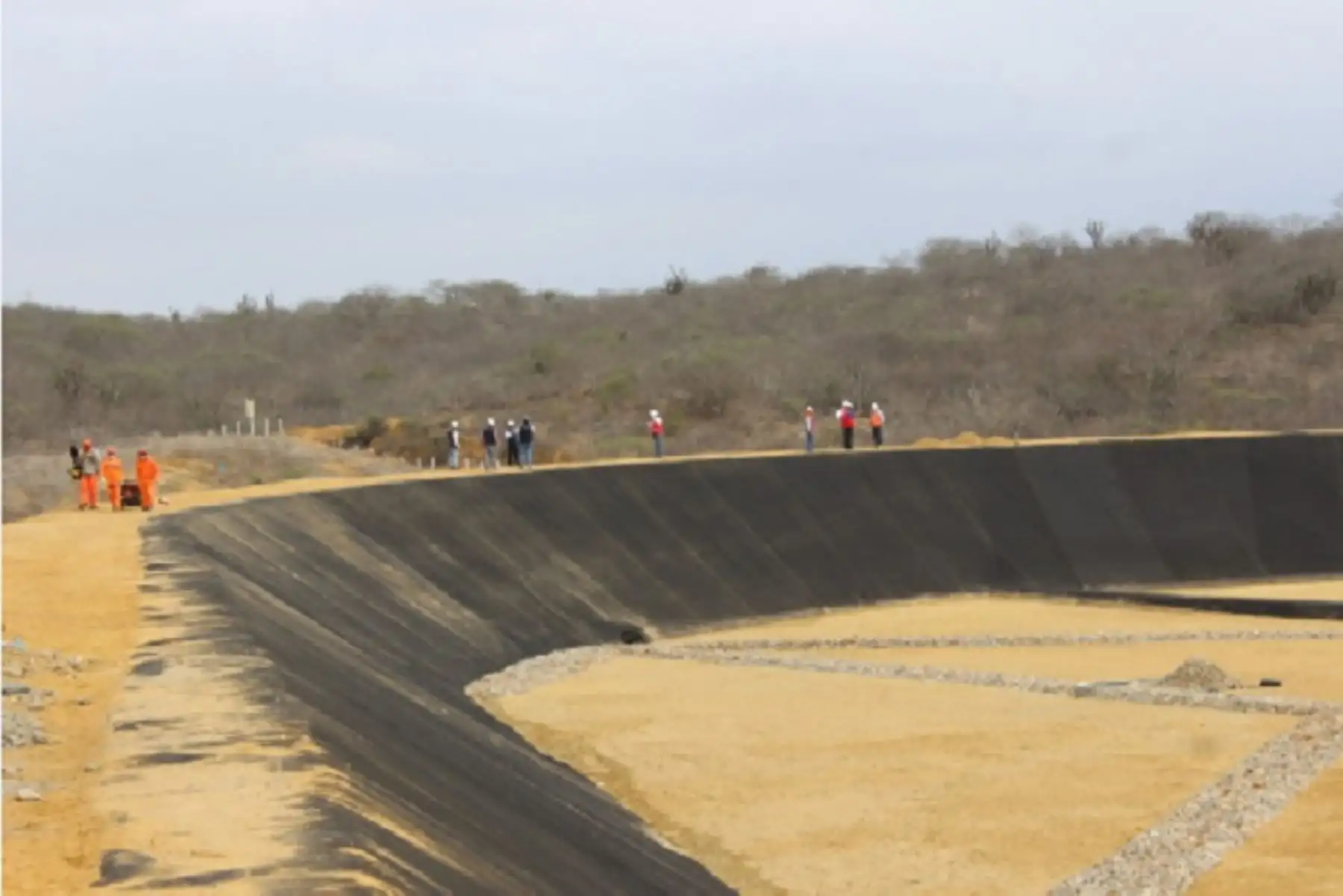 Con estas infraestructuras los residuos sólidos tendrán un control técnico sanitario, evitando la contaminación ambiental. Cuentan con geomembranas que protegen el suelo y evitan contaminar las aguas subterráneas