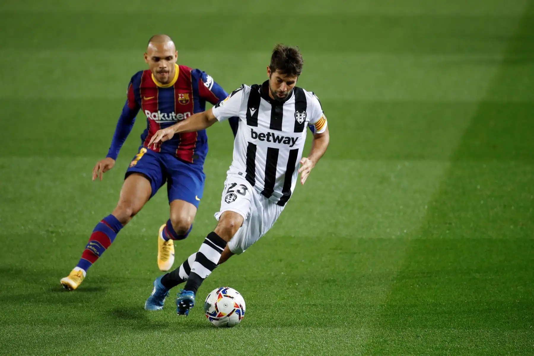 El defensa del Levante, Coke, disputa el el balón ante el delantero danés del FC Barcelona, Martín Braithwaite, durante partido por la Liga española, en el estadio del Camp Nou. Foto: EFE
