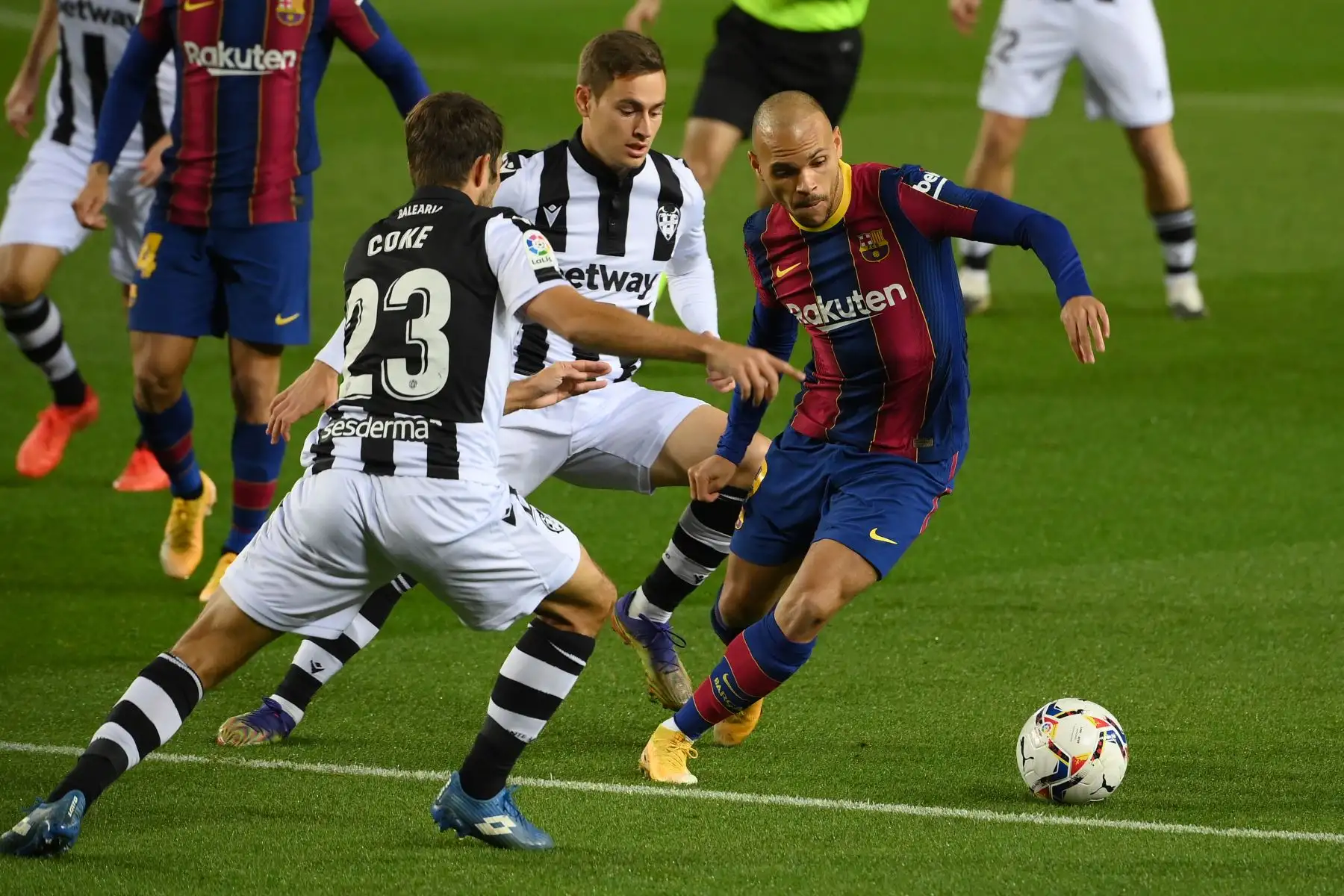 El defensa español del Levante, Coke, desafía al delantero danés del Barcelona, ​​Martin Braithwaite, durante el partido de fútbol de la liga española. Foto: AFP