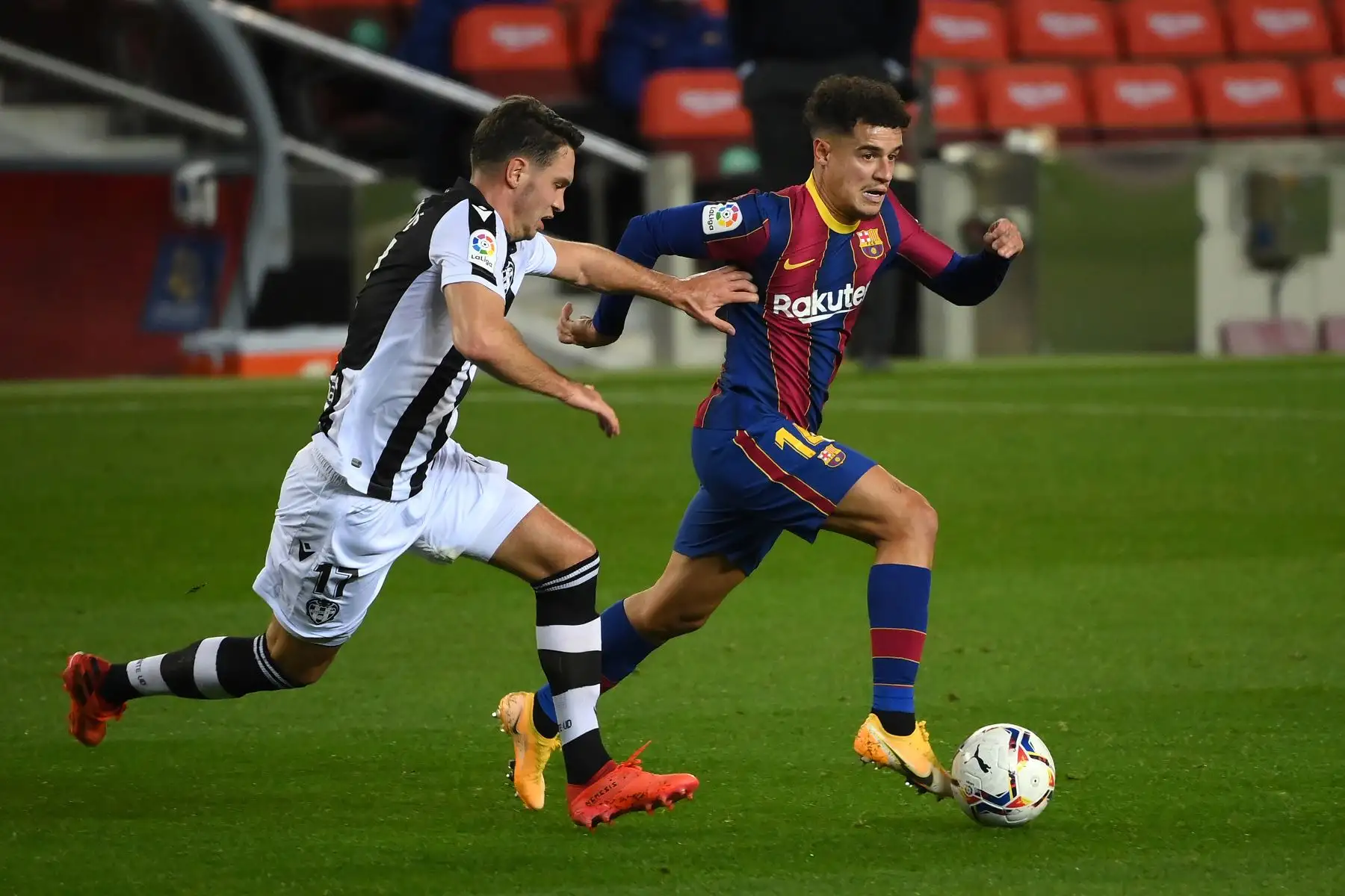El centrocampista montenegrino del Levante Nikola Vukcevic desafía al mediocampista brasileño del Barcelona Philippe Coutinho durante el partido de fútbol de la liga española. Foto: AFP