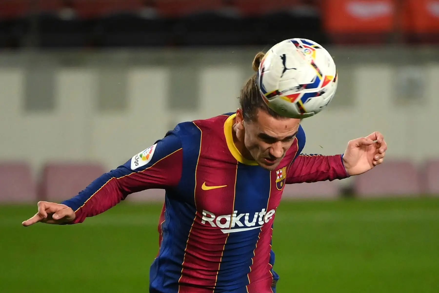 El centrocampista francés del Barcelona, ​​Antoine Griezmann, cabecea el balón durante el partido de fútbol de la liga española. Foto: AFP