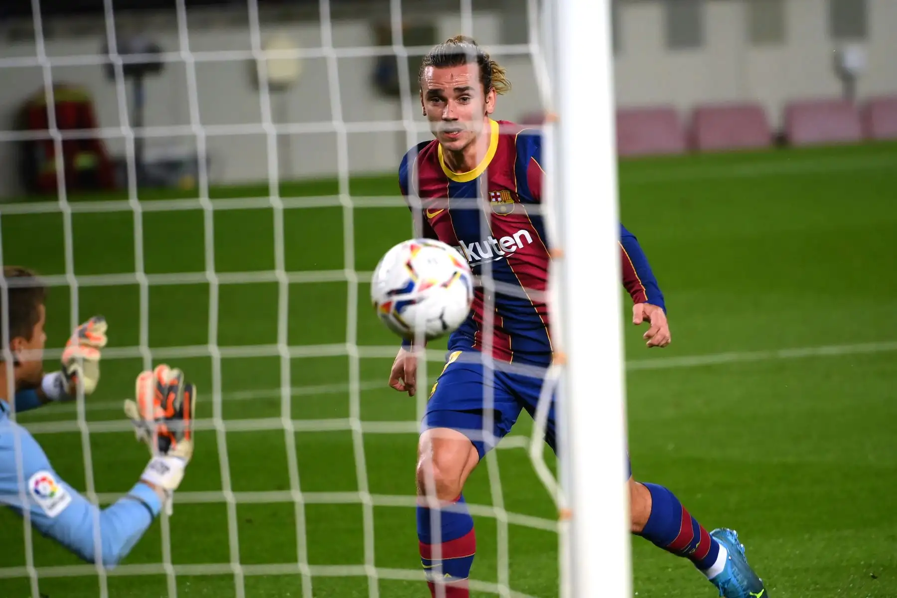 El centrocampista francés del Barcelona, ​​Antoine Griezmann, mira el balón durante ante la portería del Levante durante el partido de fútbol de la liga española. Foto: AFP