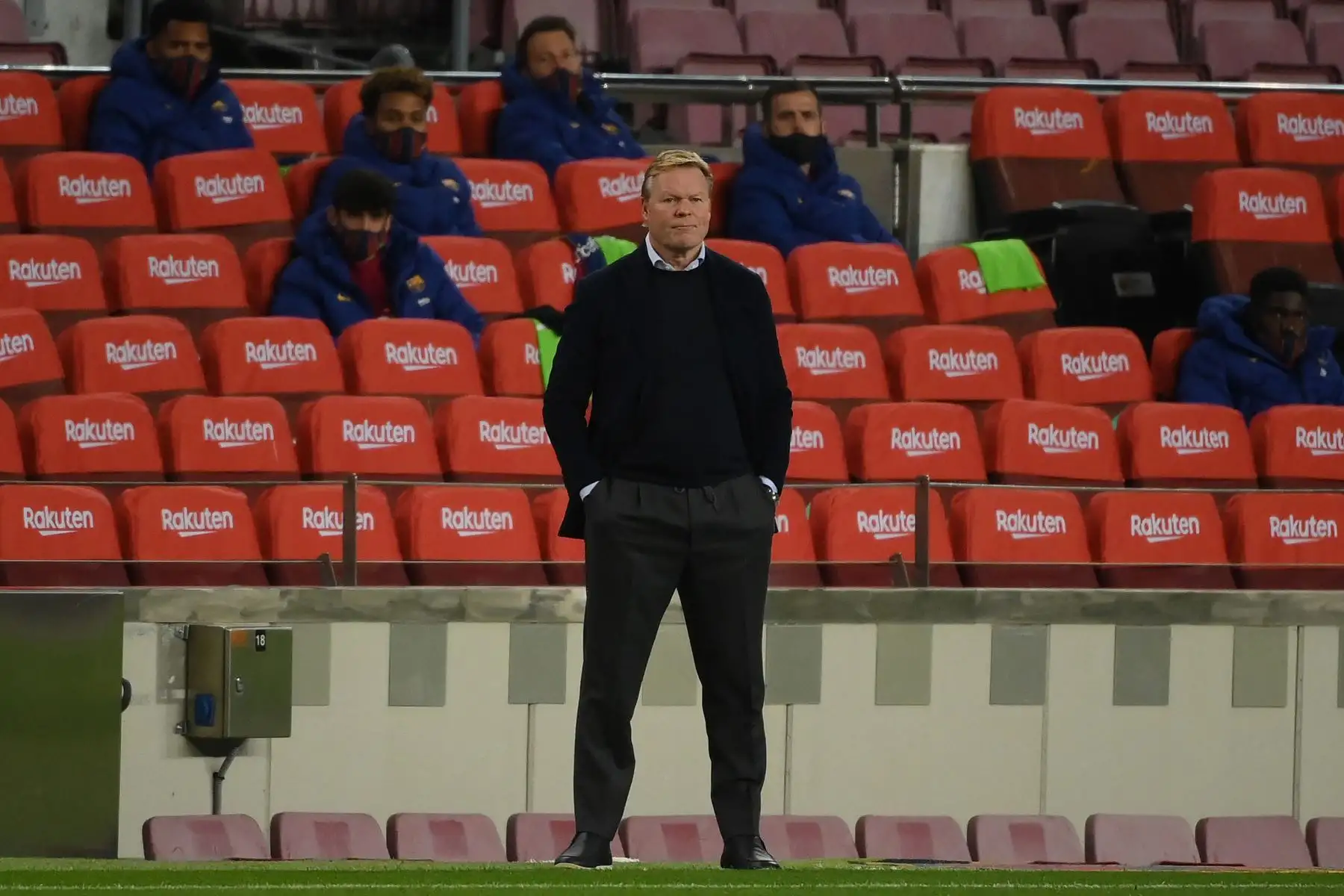El entrenador holandés de Barcelona, ​​Ronald Koeman, observa durante el partido de fútbol de la liga española en el estadio Camp Nou. Foto: AFP