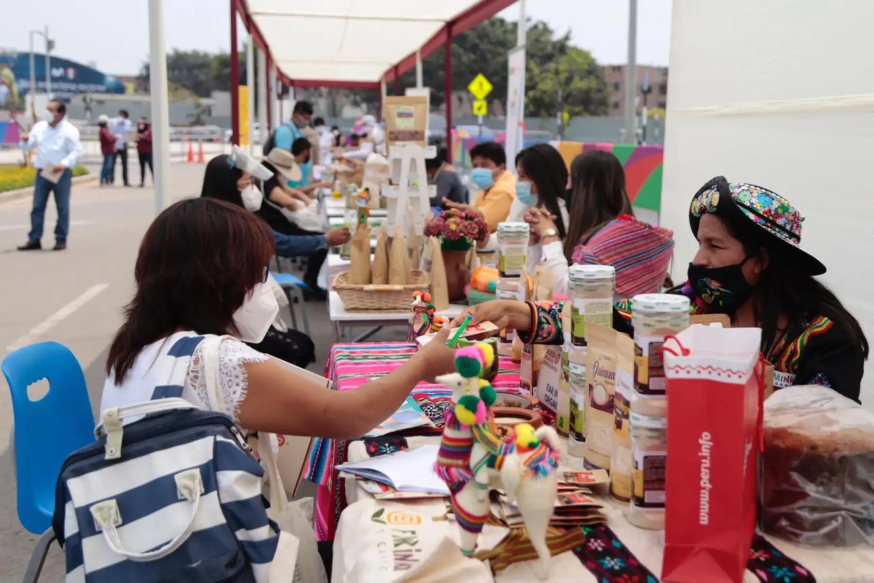 El viceministro del Ministerio de Desarrollo Agrario y Riego, Mercado de la Chacra  a la olla  seguridad alimentaria del País, y  pequeños productores agropecuarios y empresariado agrícola participaron en Rueda de Negocios realizada en mercado itinerante.
Foto: ANDINA/Difusión