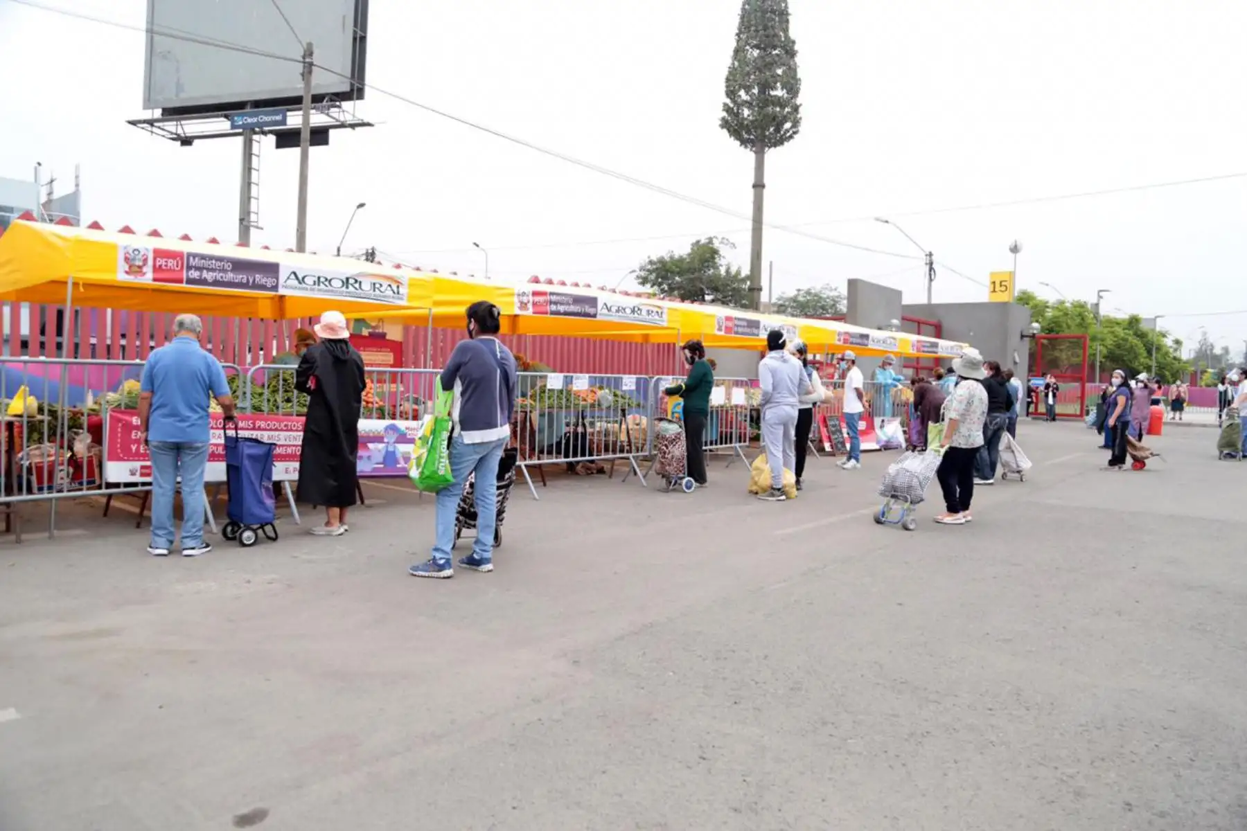 El viceministro del Ministerio de Desarrollo Agrario y Riego, Mercado de la Chacra  a la olla  seguridad alimentaria del País, y  pequeños productores agropecuarios y empresariado agrícola participaron en Rueda de Negocios realizada en mercado itinerante.
Foto: ANDINA/Difusión