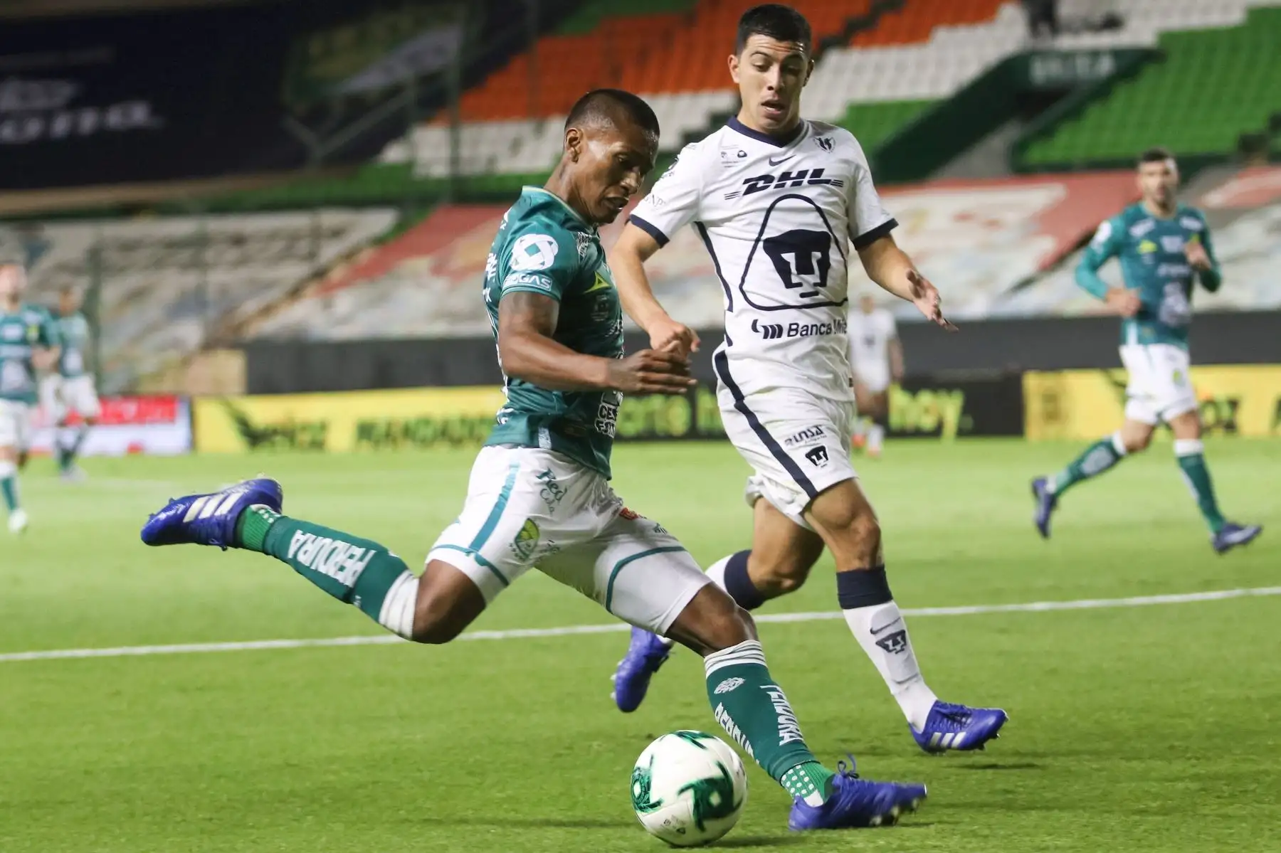 Los jugadores Pedro Aquino (i) del León y Erik Lira (d) de Pumas de la UNAM en acción este domingo, en el estadio León, del estado de Guanajuato, donde se juega la final del torneo Guard1anes del torneo apertura del fútbol mexicano a puerta cerrada debido a la contingencia sanitaria. 

Foto:EFE