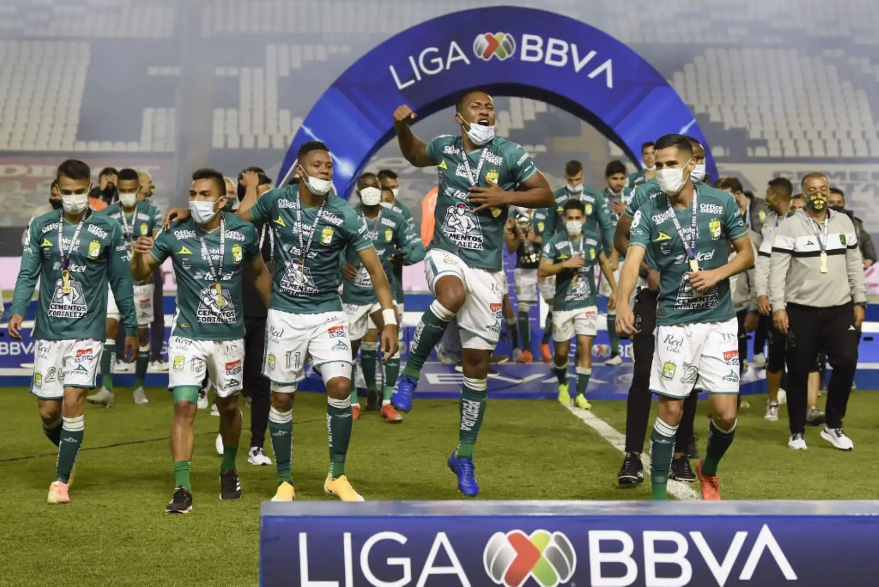 Jugadores de León celebran después de derrotar a Pumas y ganar el torneo Apertura mexicano (Guardianes) en el estadio Nou Camp en León, Estado de Guanajuato.

Foto: AFP