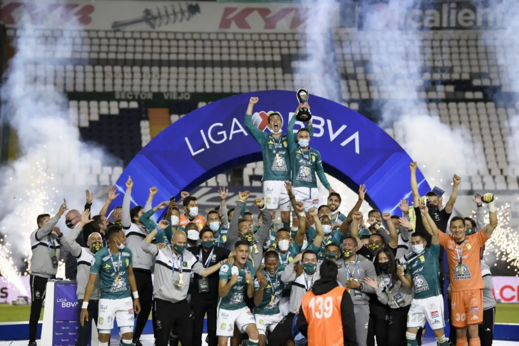 Los jugadores de León celebran después de derrotar a Pumas y ganar el torneo Apertura mexicano (Guardianes) en el estadio Nou Camp en León, Estado de Guanajuato, México.

Foto:AFP