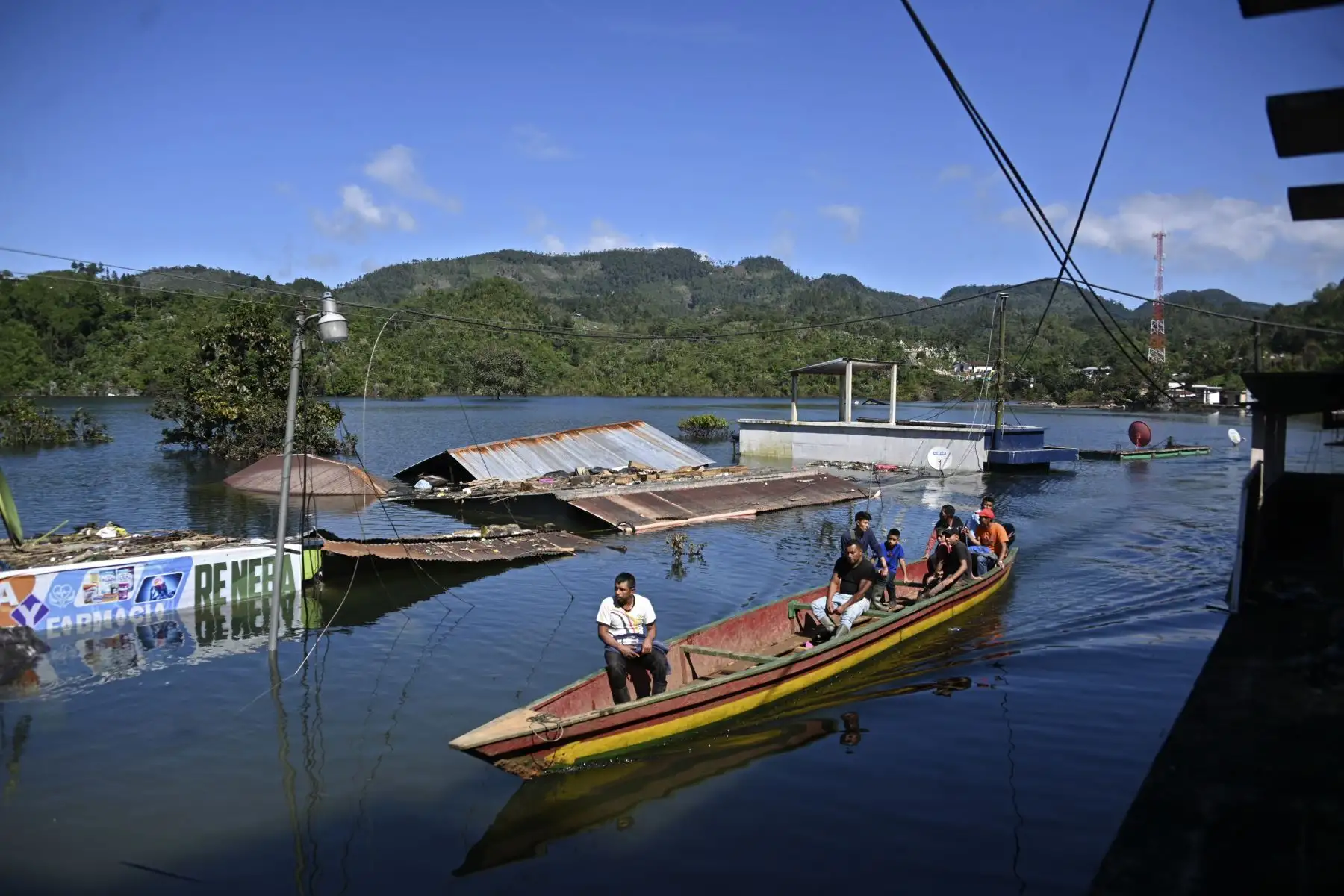 Residentes viajan en bote por pasaje inundado debido a los huracanes en la comunidad indígena Comunidad Campur, Guatemala. Foto: AFP