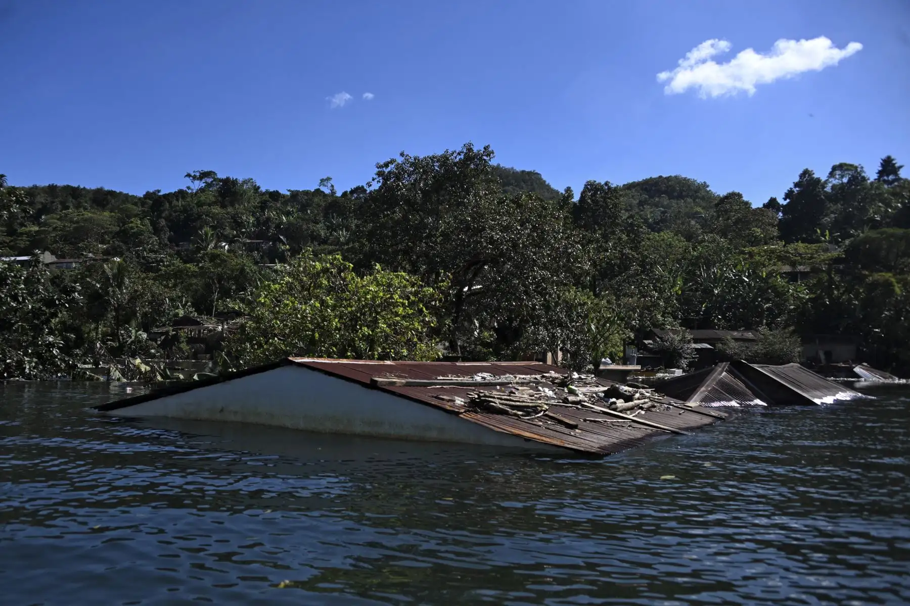 Campur, la aldea que los huracanes Eta e Iota convirtieron en laguna, en Guatemala. Foto: AFP