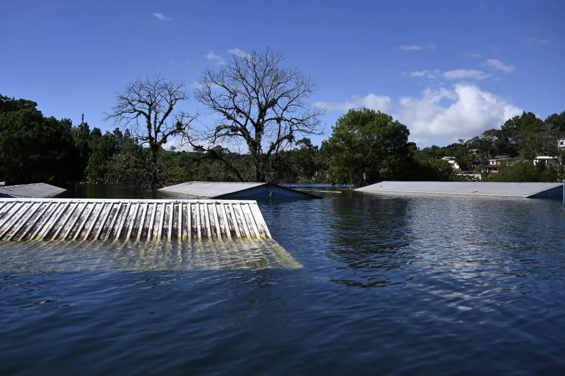 Campur, la aldea que los huracanes Eta e Iota convirtieron en laguna, en Guatemala. Foto: AFP