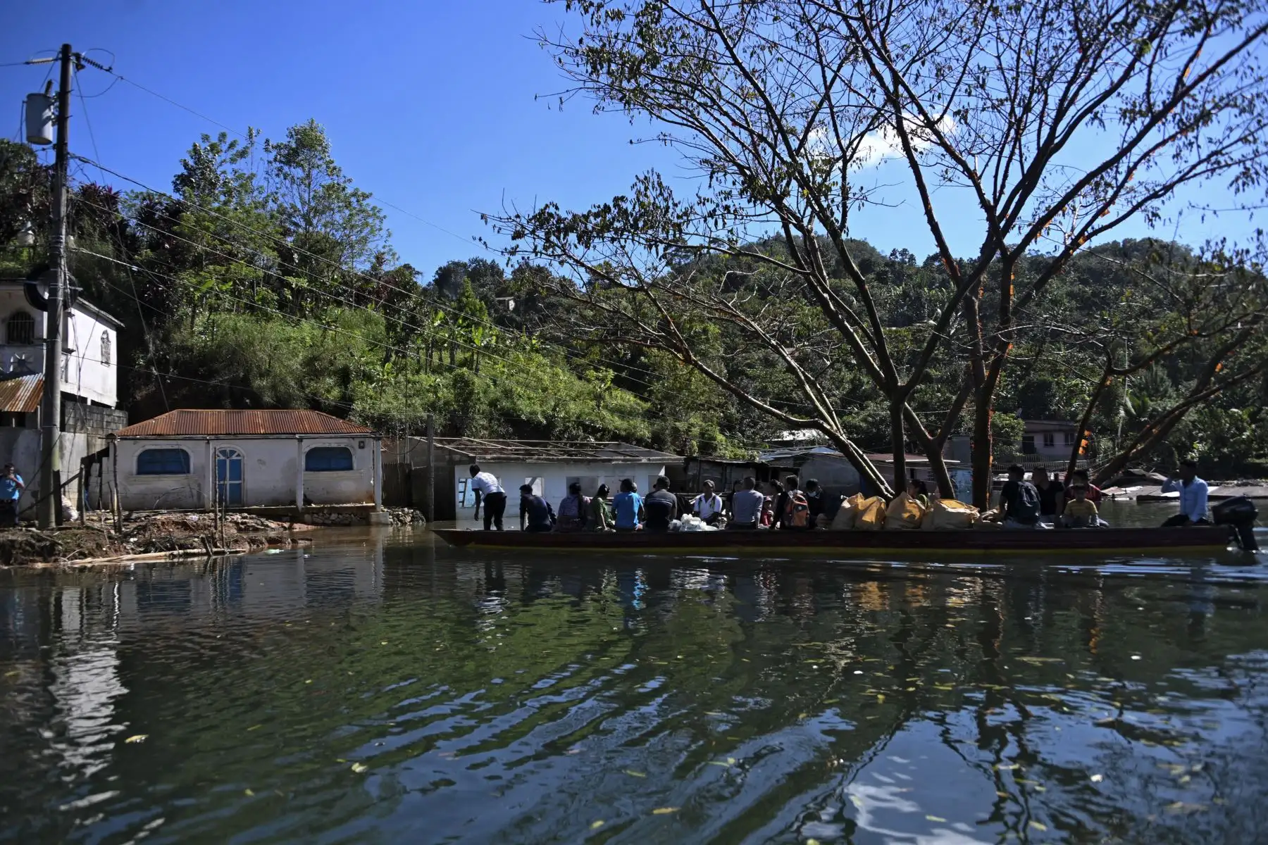 Campur, la aldea que los huracanes Eta e Iota convirtieron en laguna, en Guatemala. Foto: AFP