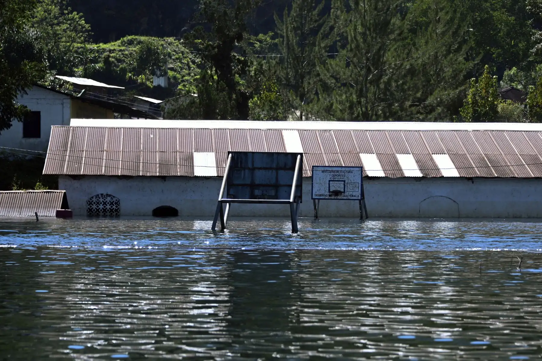 Campur, la aldea que los huracanes Eta e Iota convirtieron en laguna, en Guatemala. Foto: AFP