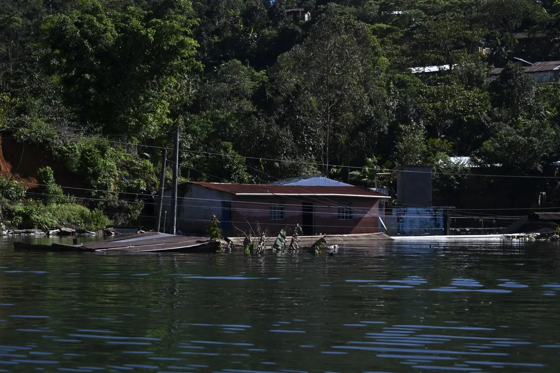 Campur, la aldea que los huracanes Eta e Iota convirtieron en laguna, en Guatemala. Foto: AFP