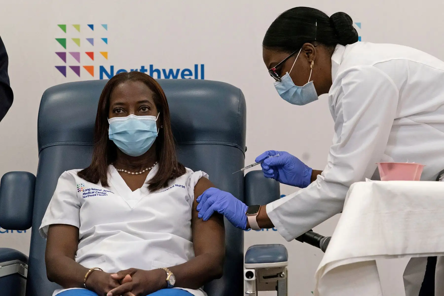 Sandra Lindsay, enfermera del Centro Médico Judío de Long Island, es inoculada con la vacuna covid-19 de Pfizer, por la Dra. Michelle Chester en el distrito de Queens de Nueva York. Foto: EFE