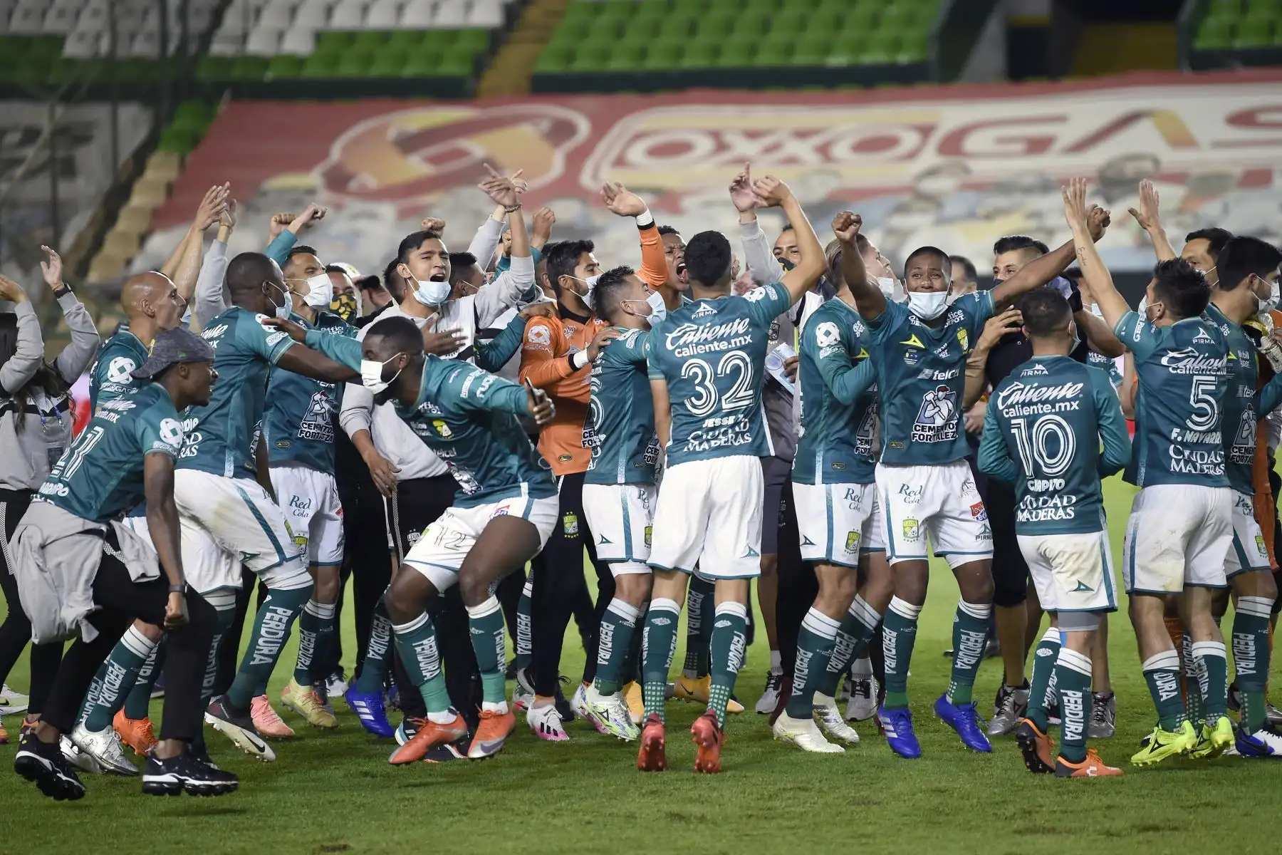 Jugadores de León celebran después de derrotar a Pumas y ganar el torneo Apertura mexicano (Guardianes) en el estadio Nou Camp en León, Estado de Guanajuato. Foto: AFP