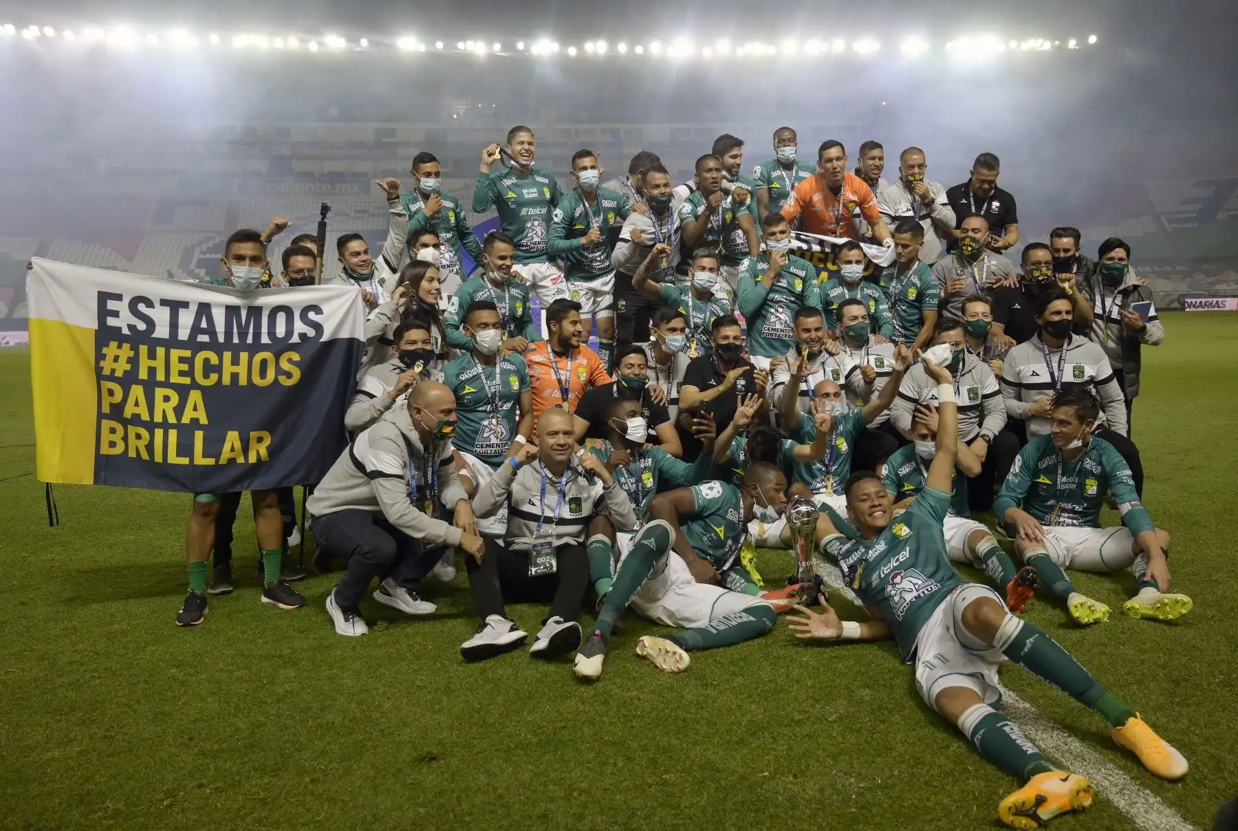 Jugadores de León celebran después de derrotar a Pumas y ganar el torneo Apertura mexicano (Guardianes) en el estadio Nou Camp en León, Estado de Guanajuato. Foto: AFP