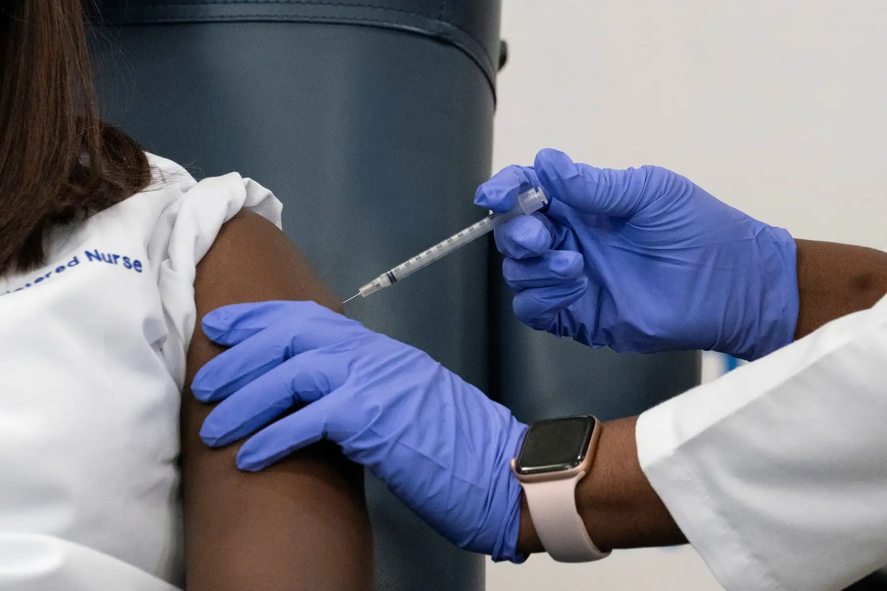 Una enfermera de Nueva York fue la primera en recibir la vacuna de Pfizer contra el coronavirus en Estados Unidos. Foto: EFE