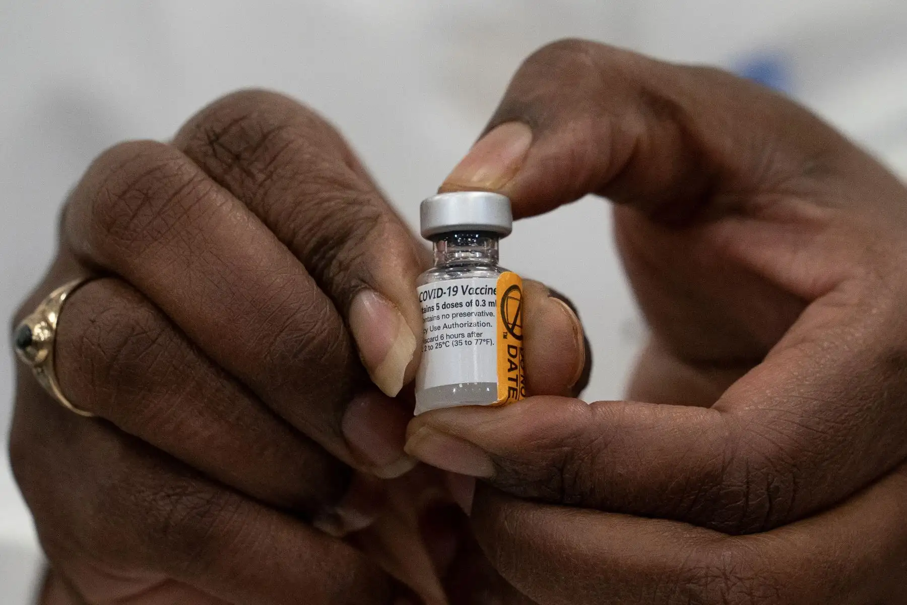 Una enfermera de Nueva York fue la primera en recibir la vacuna de Pfizer contra el coronavirus en Estados Unidos. Foto: EFE