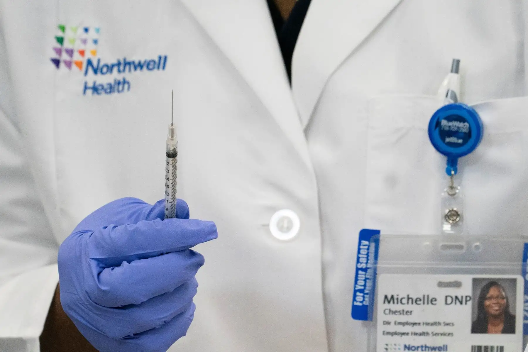 Una enfermera de Nueva York fue la primera en recibir la vacuna de Pfizer contra el coronavirus en Estados Unidos. Foto: EFE