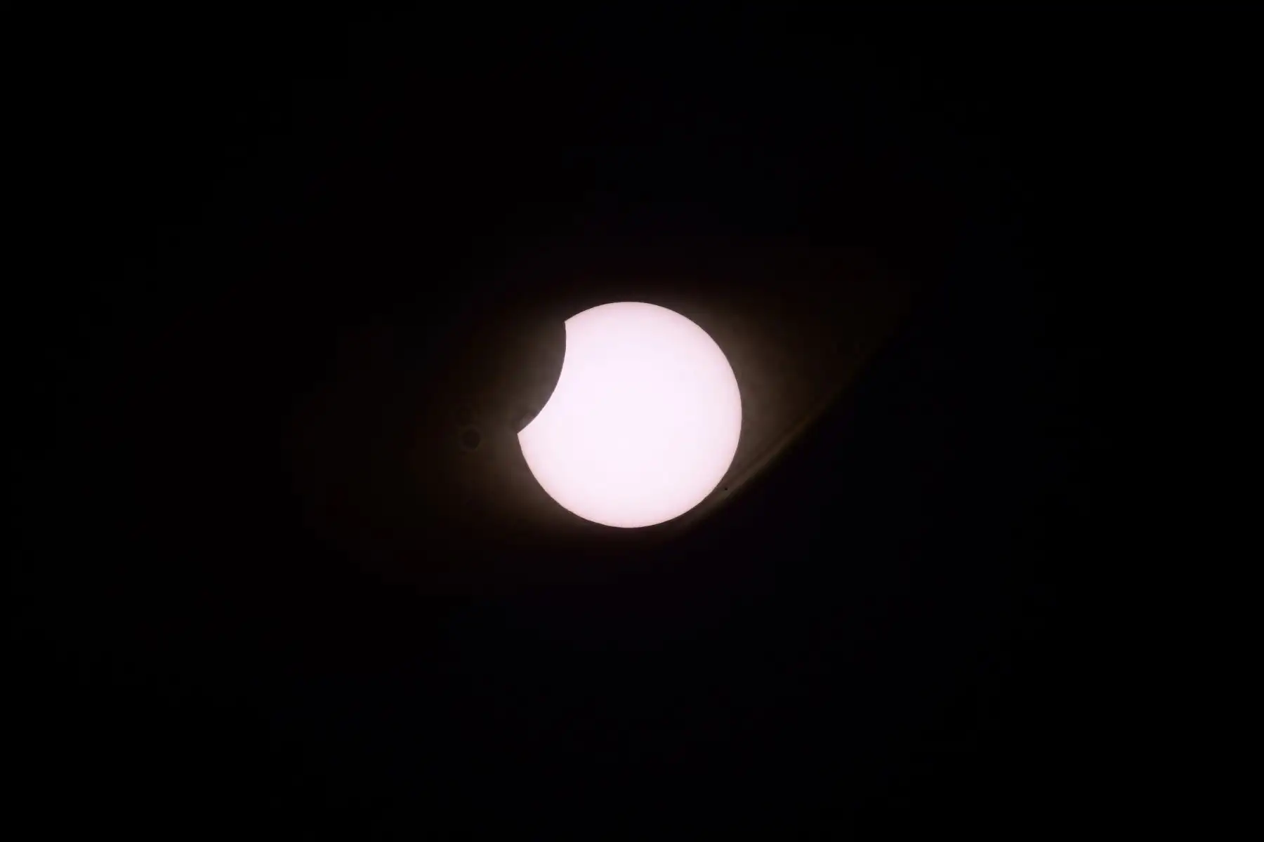El inicio del eclipse solar total se ve desde Piedra del Aquila, provincia de Neuquén, Argentina. Foto: AFP