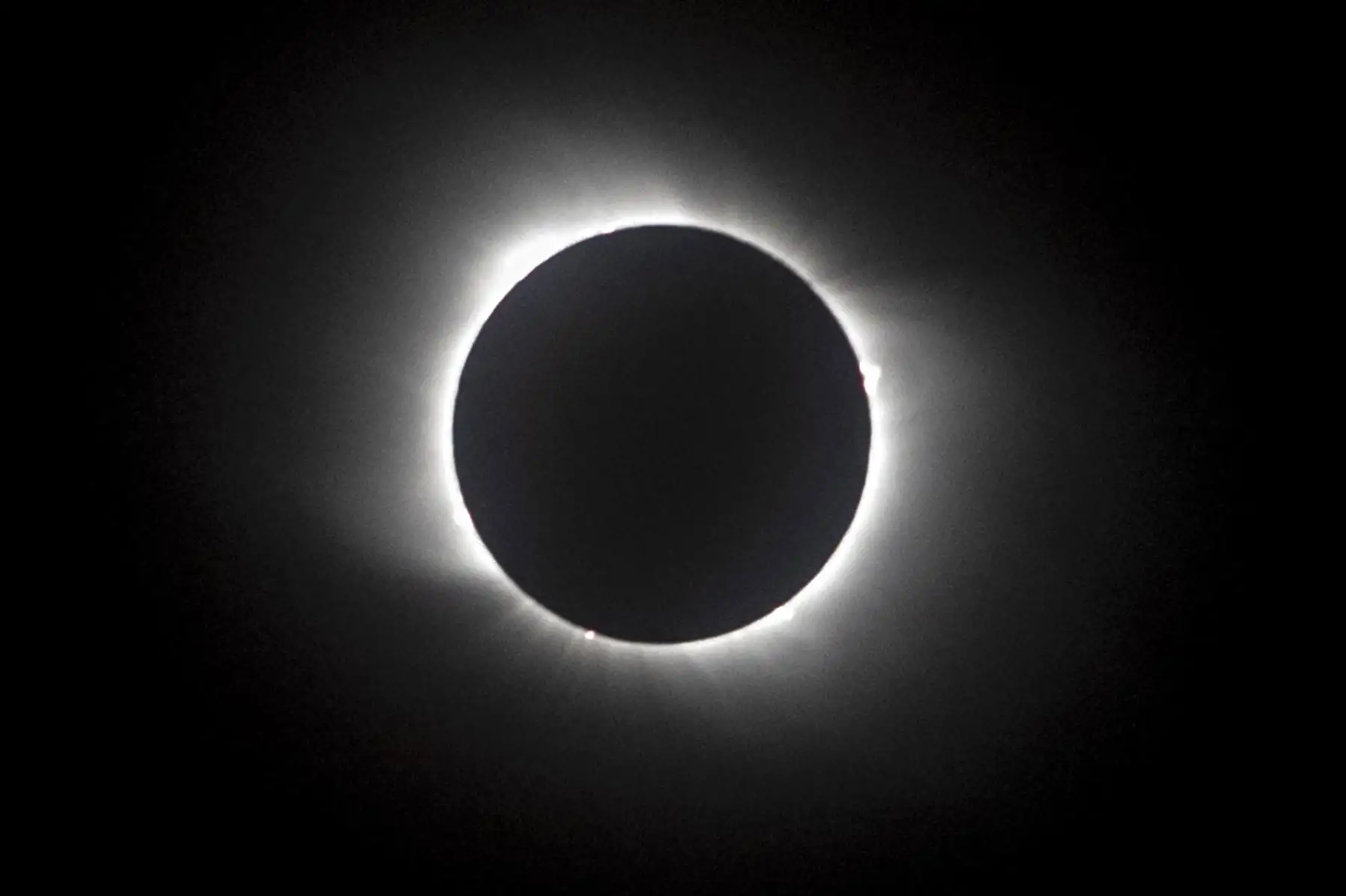 El eclipse solar total visto desde Pucón, en el sur de Chile. Foto: AFP
